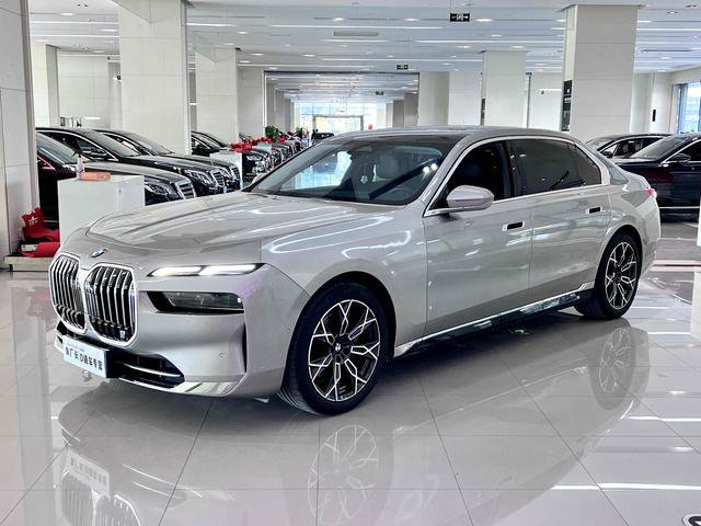 BMW M8 2023 car image #2