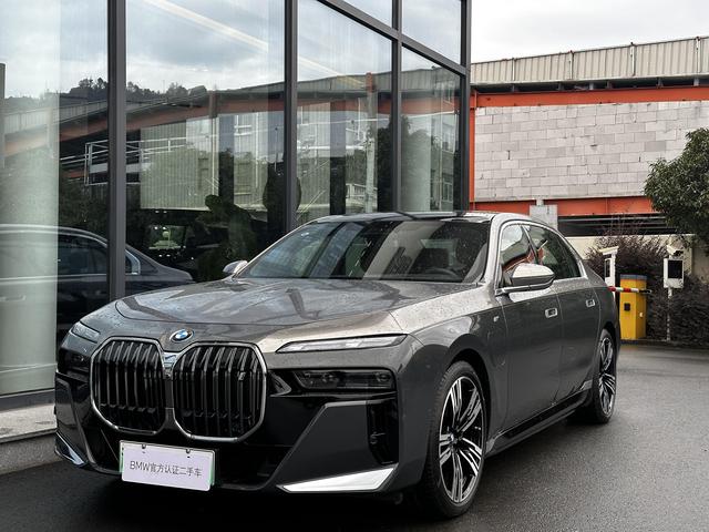 BMW i7 M70L 2024 #2 BMW i7 M70L 2024 car image #2