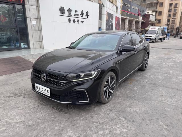 Volkswagen Passat 2021 car image #2