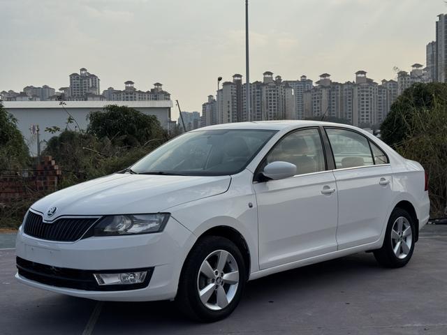Skoda Rapid 2015 car image #2