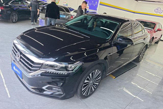 Volkswagen Passat 2019 car image #2