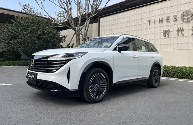 Nissan Pathfinder 2024 car image #2
