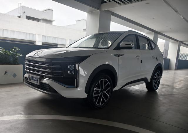 JAC X8 PLUS 2024 car image #2