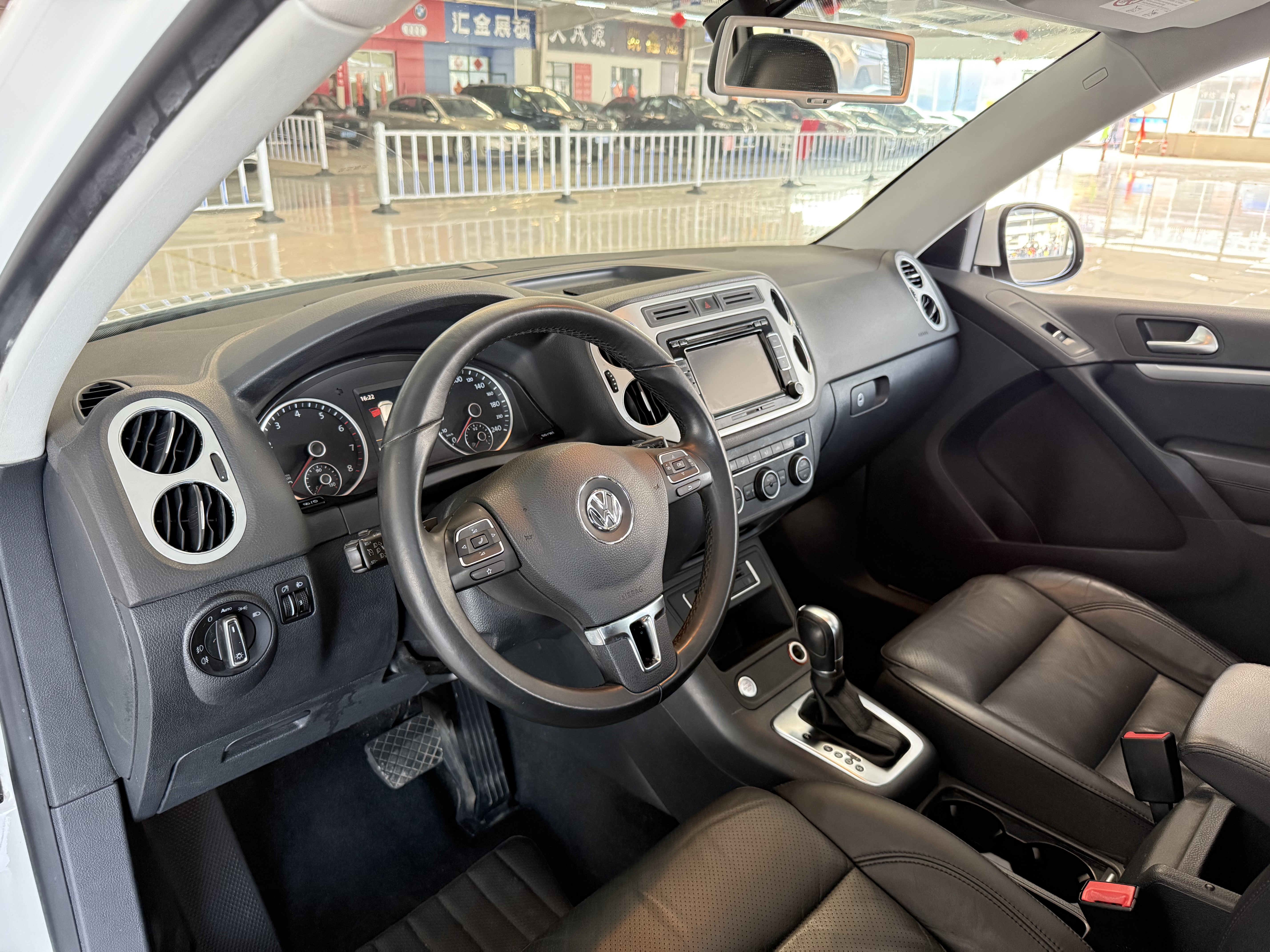 Volkswagen Tiguan 2016 car image #2