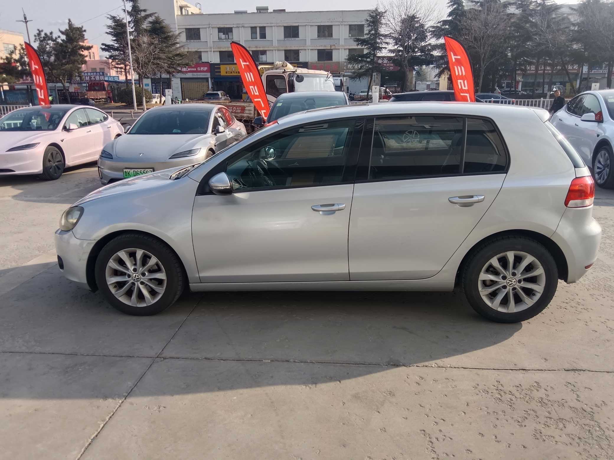 Volkswagen Golf 2011 car image #2