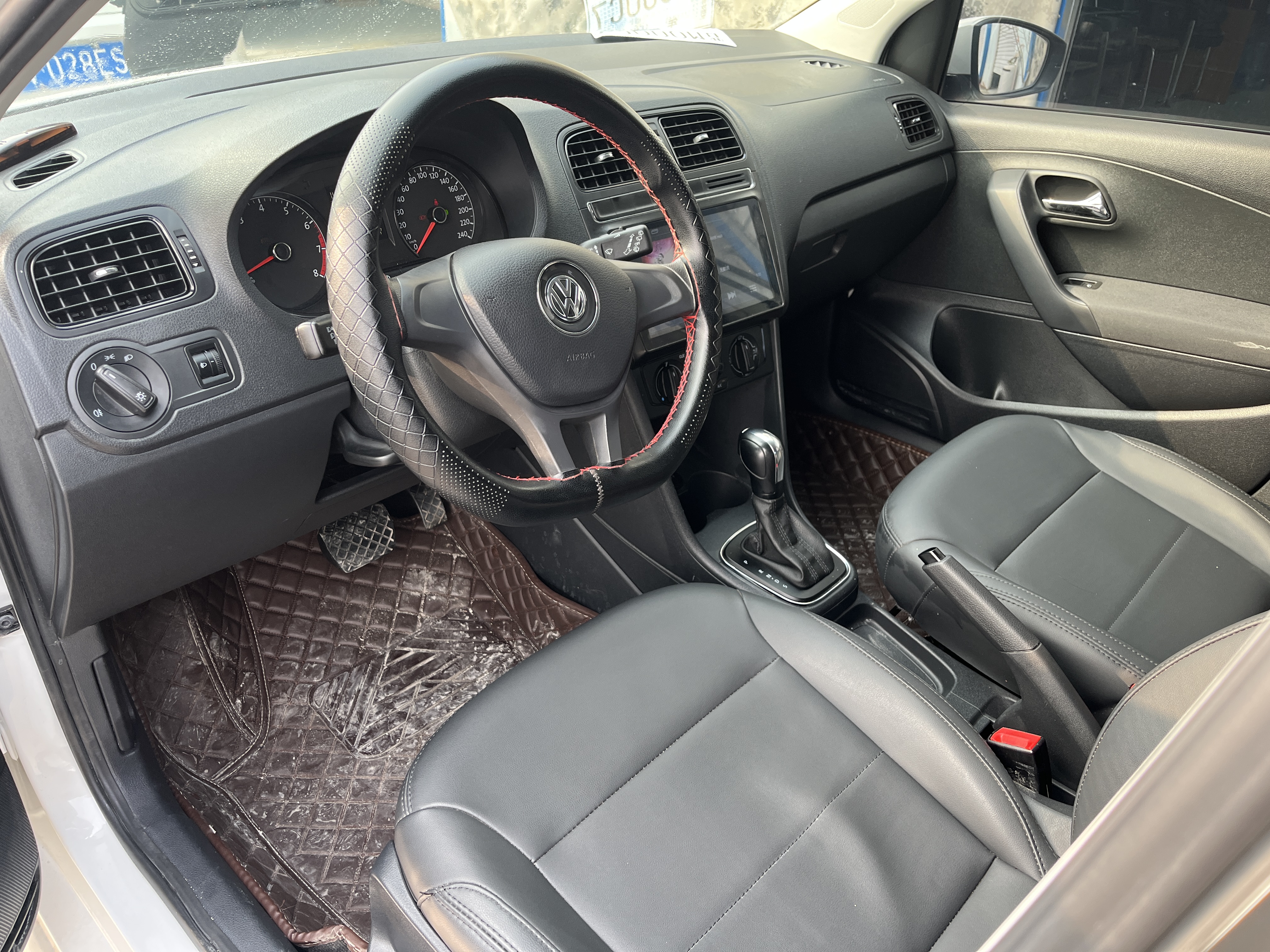 Volkswagen Polo 2018 car image #2