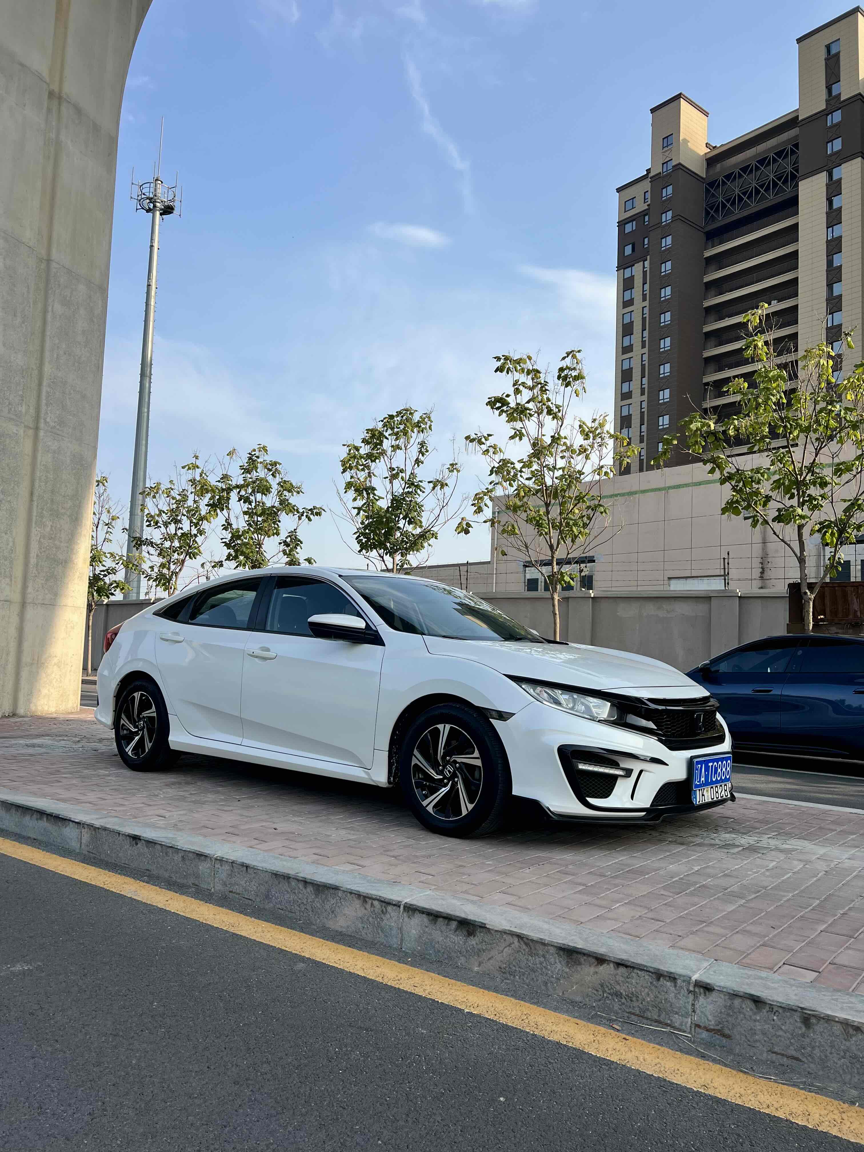 Honda Civic 2018 car image #2