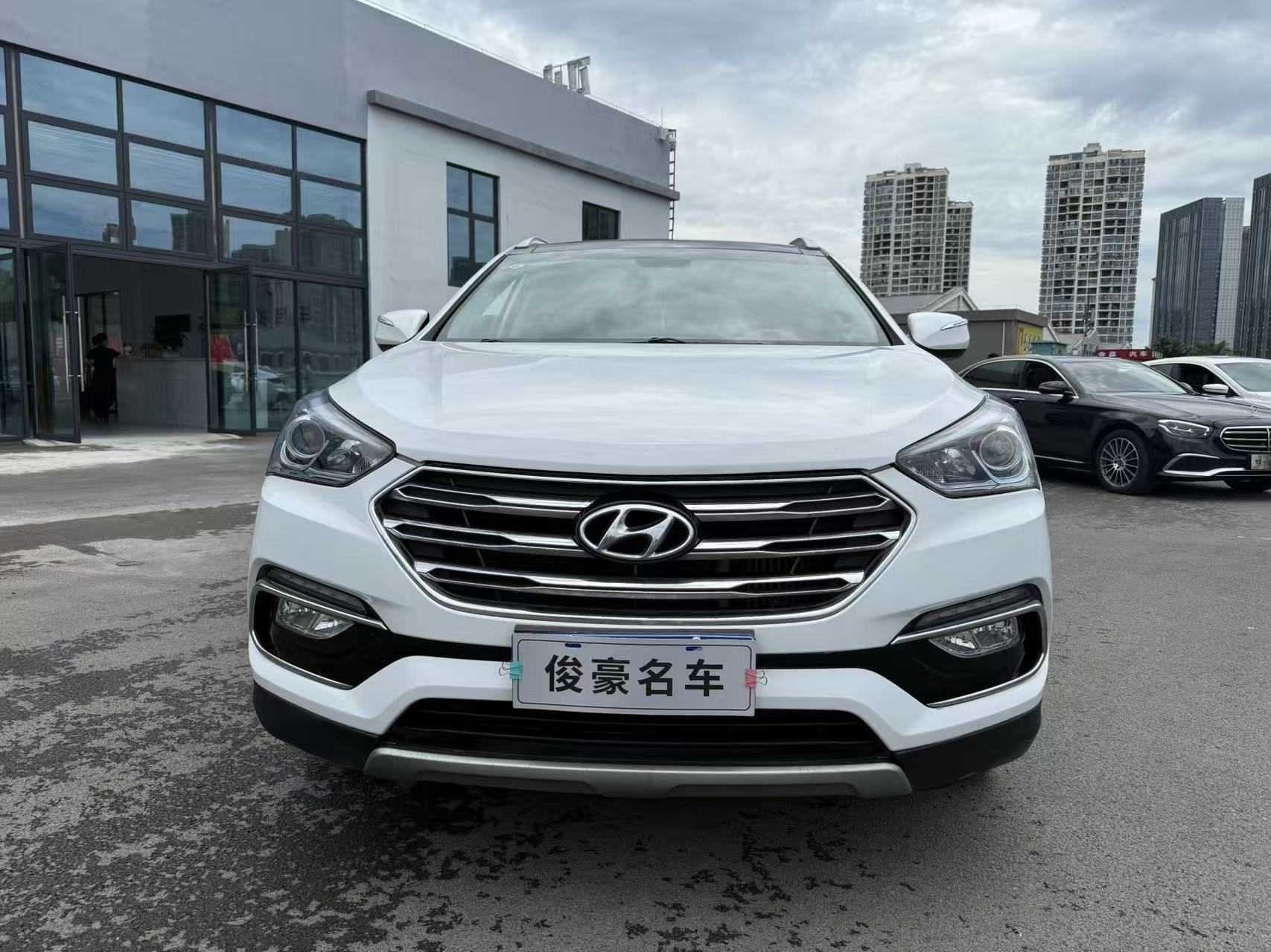 Hyundai Santa Fe 2018 car image #2