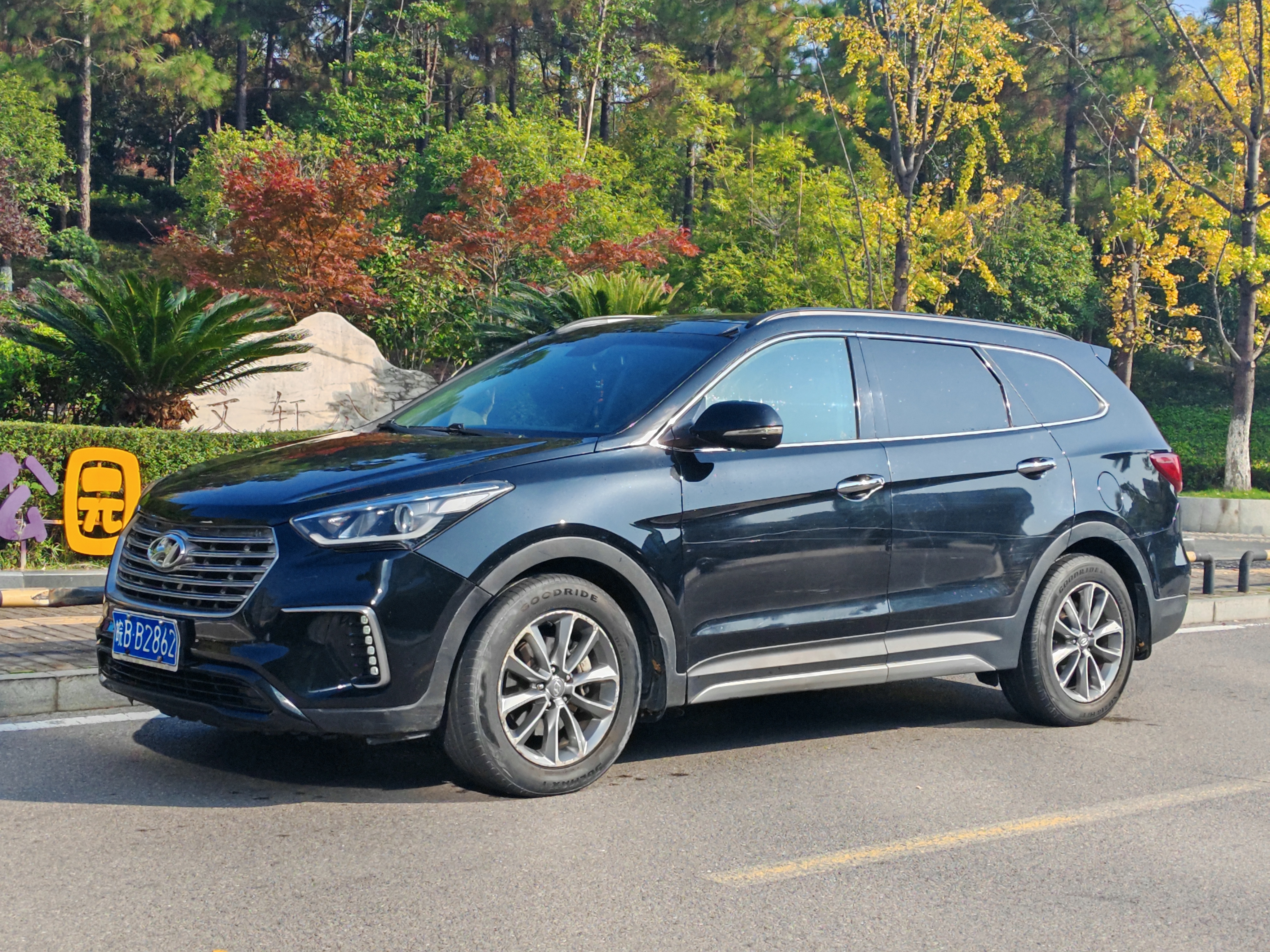Hyundai Grand Santa Fe 2017 car image #2