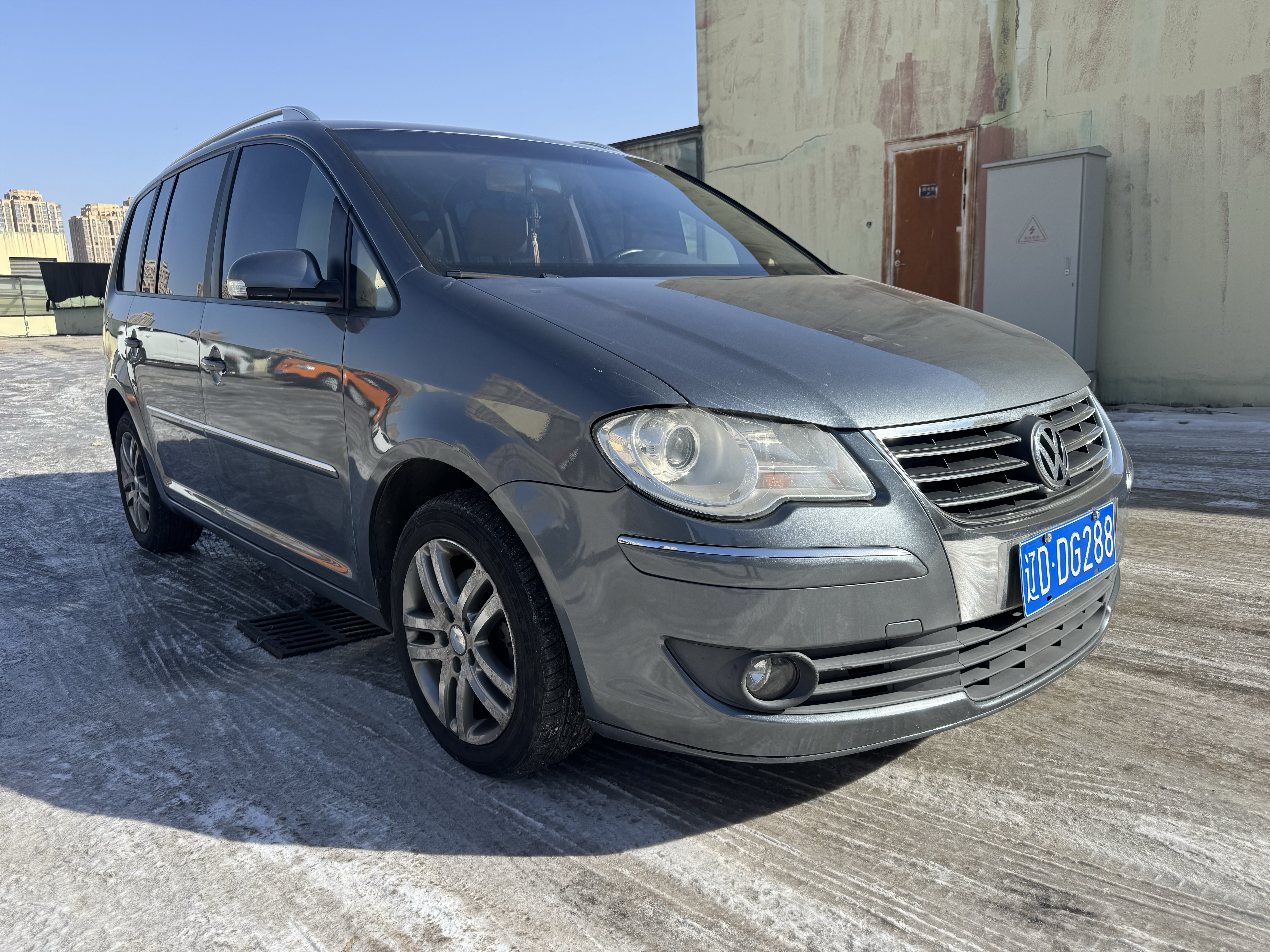 Volkswagen Touran 2009 car image #2