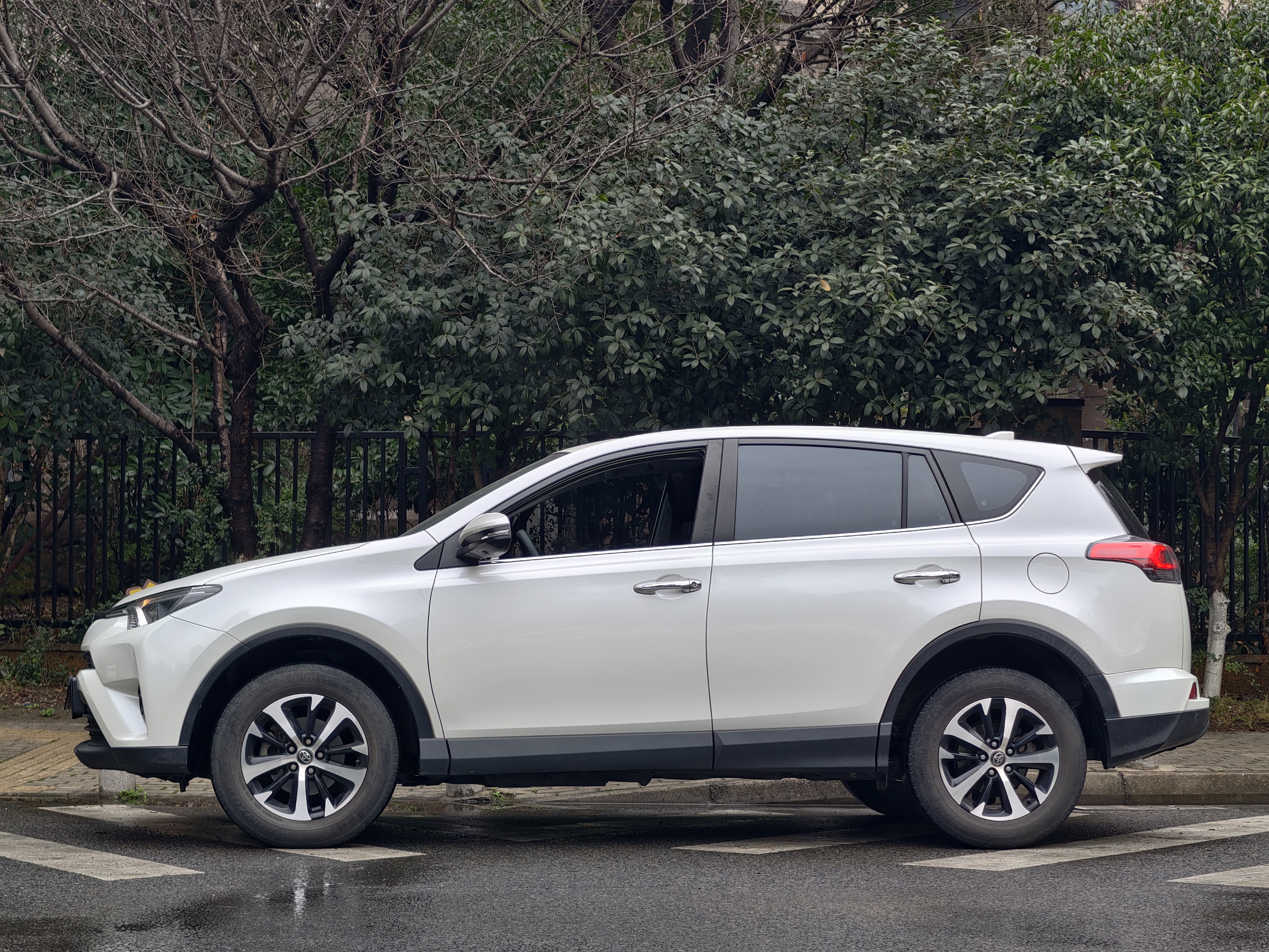 Toyota RAV4 2017 изображение автомобиля #2