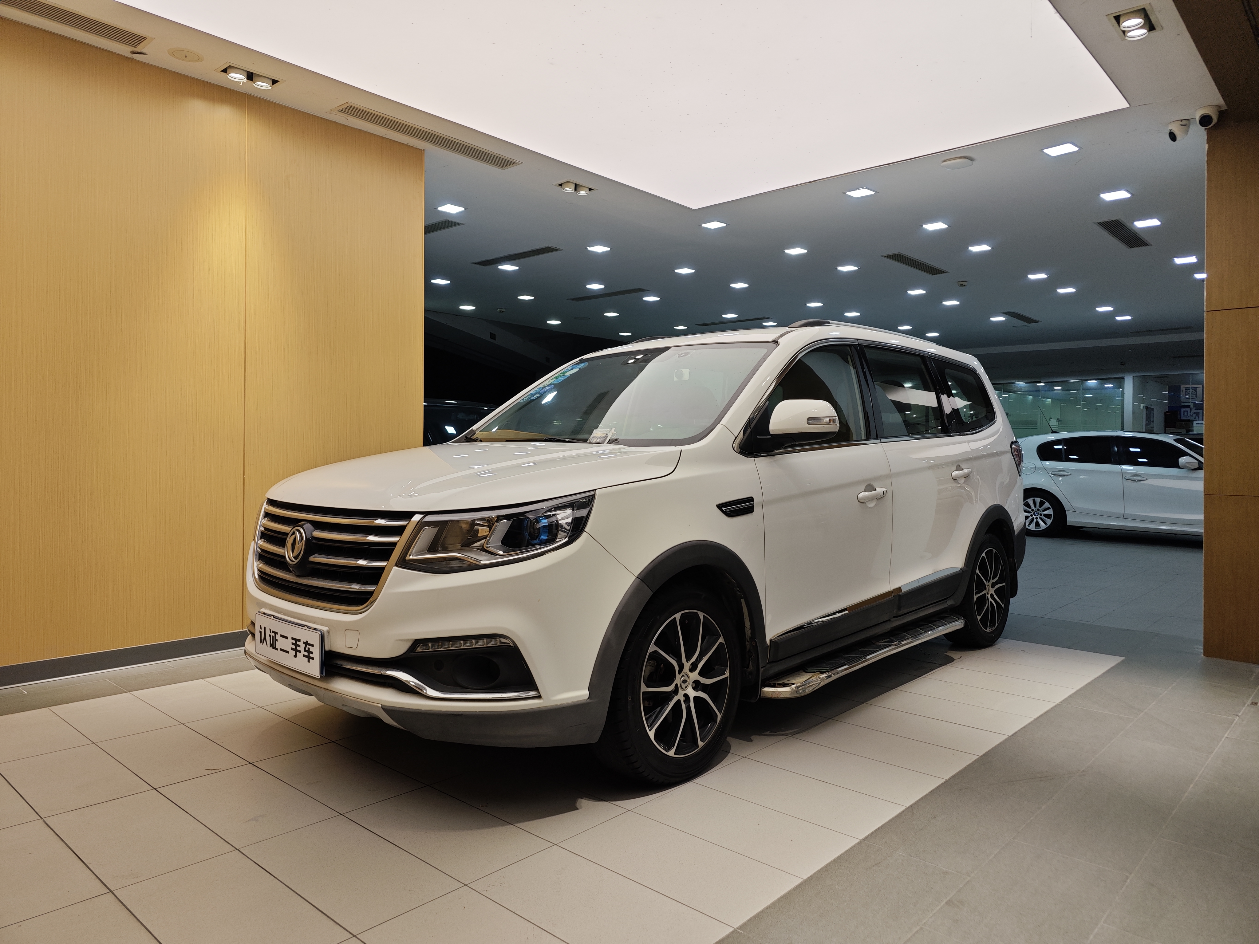 Forthing SX6 2016 car image #2