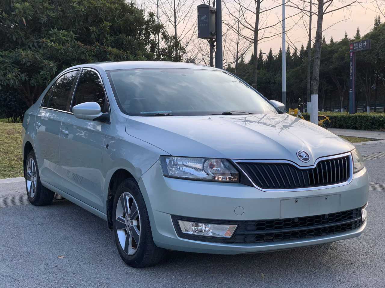 Skoda Rapid 2014 car image #2