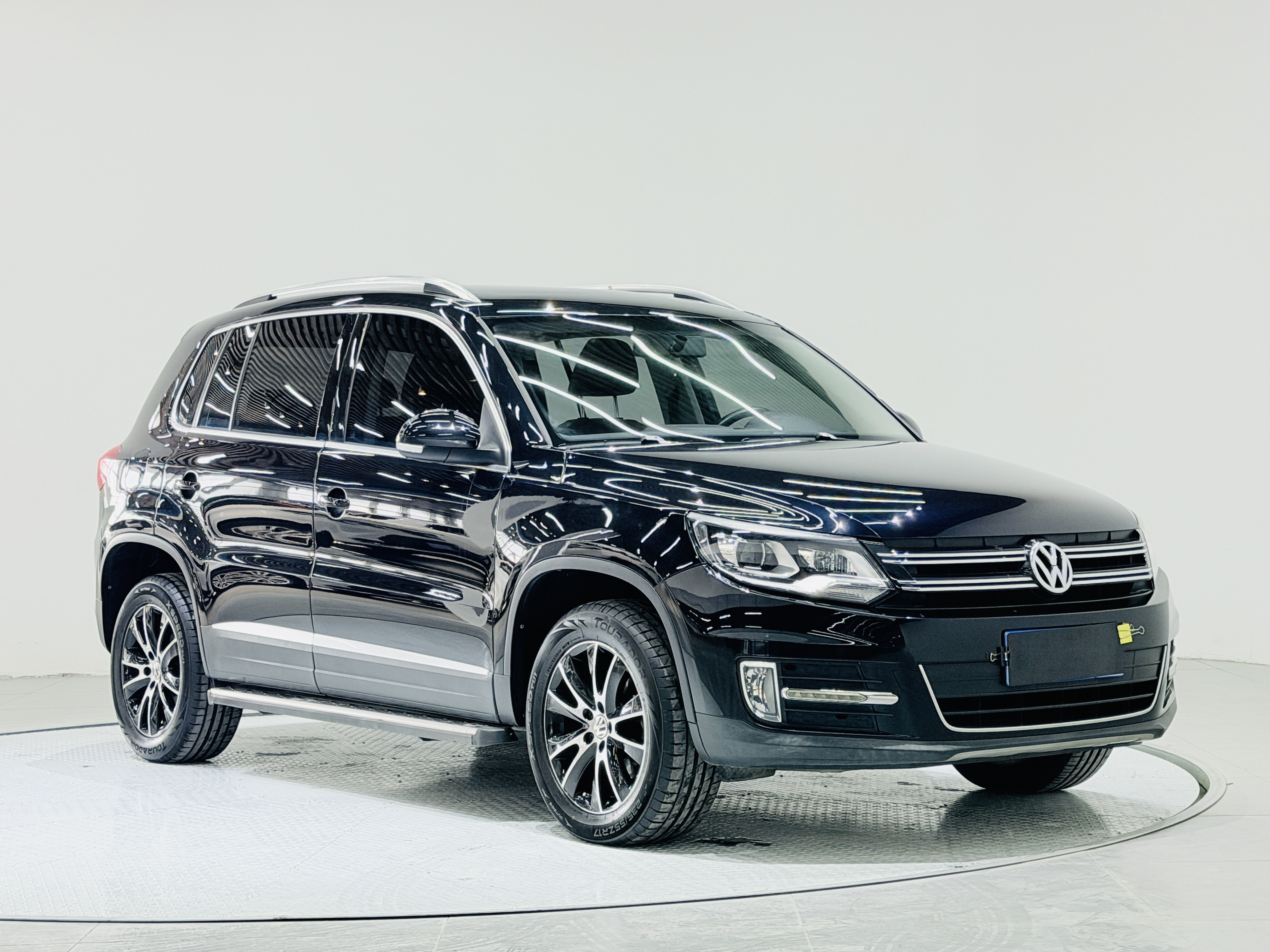 Volkswagen Tiguan 2014 car image #2