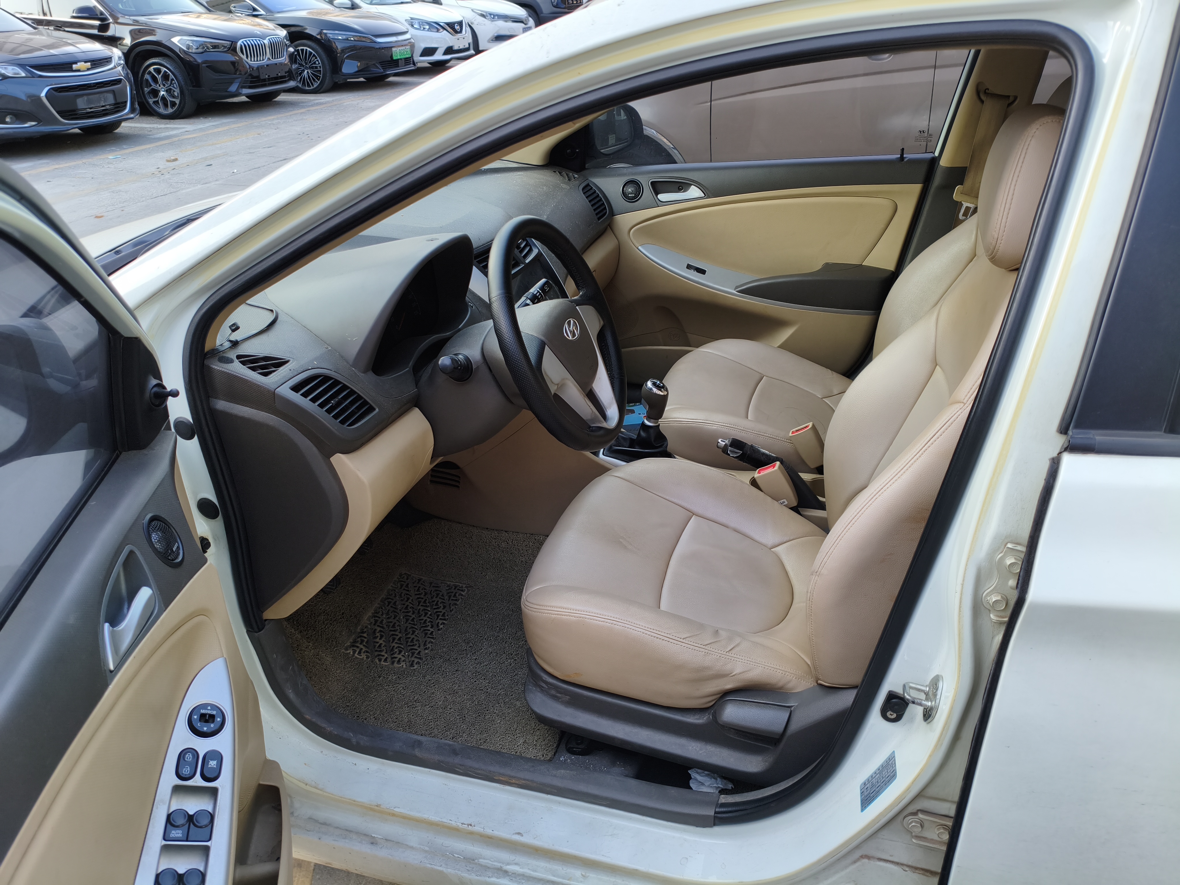 Hyundai Reina 2012 #2 Hyundai Reina 2012 car image #2