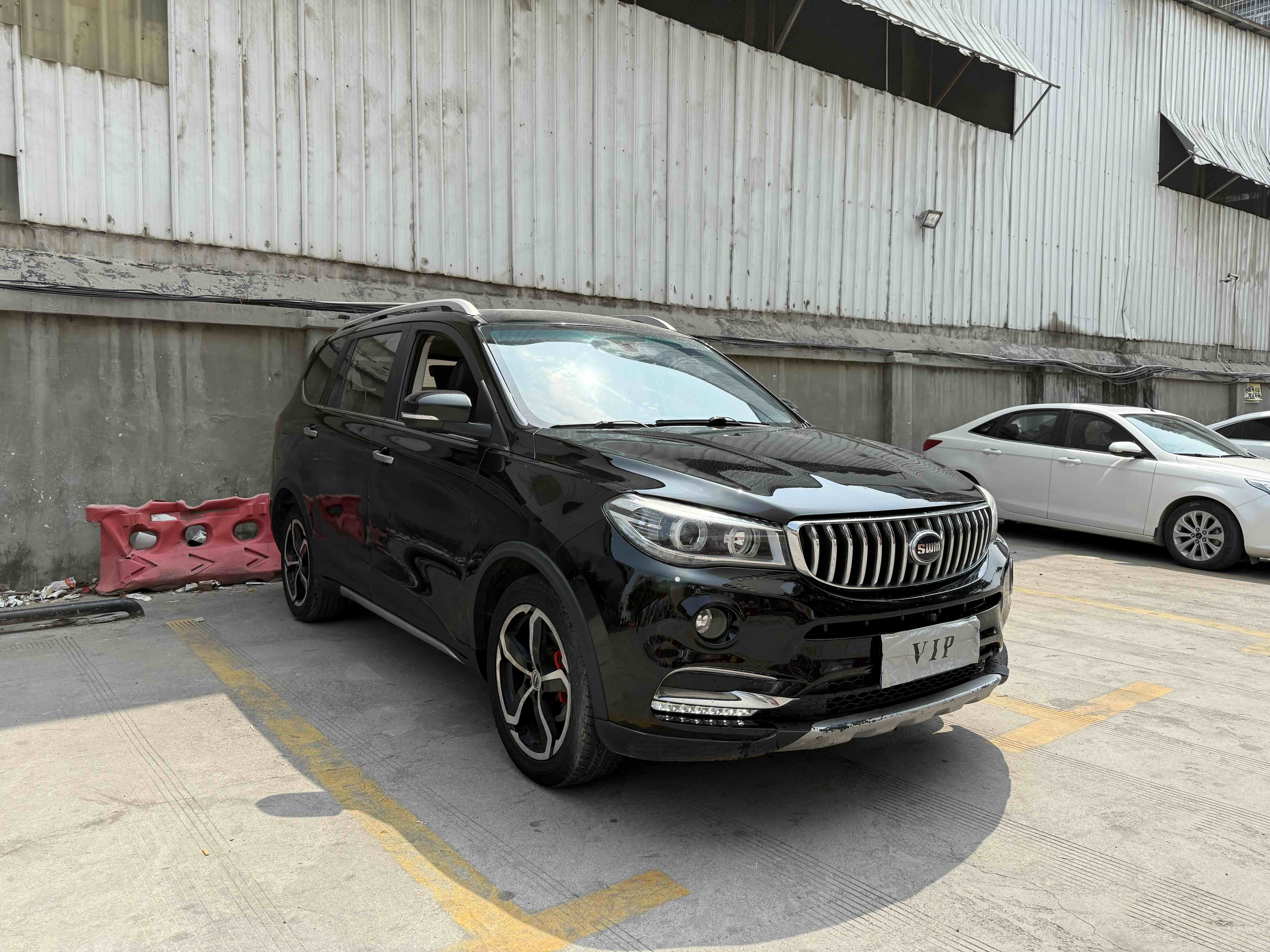 SWM X7 2017 car image #2