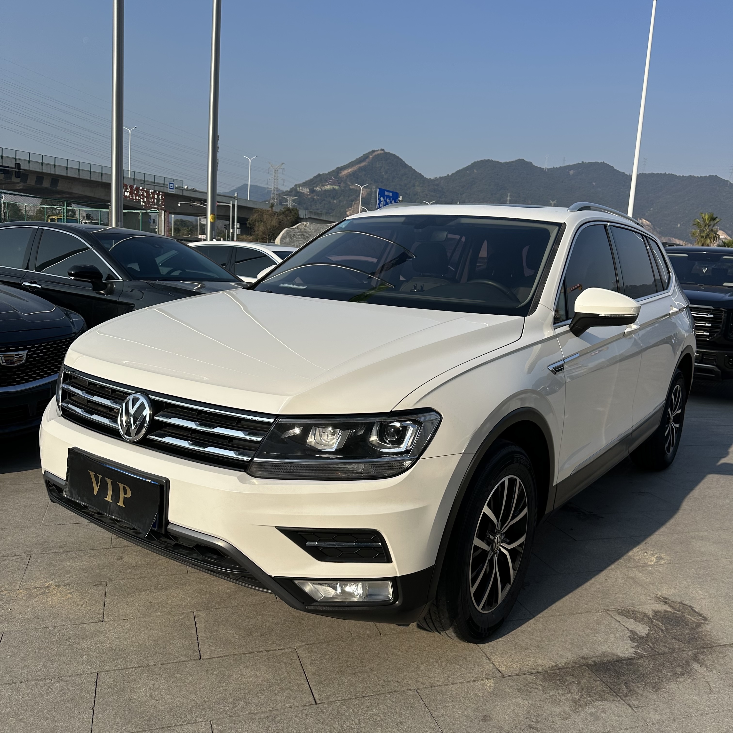 Volkswagen Tiguan L 2017 car image #2