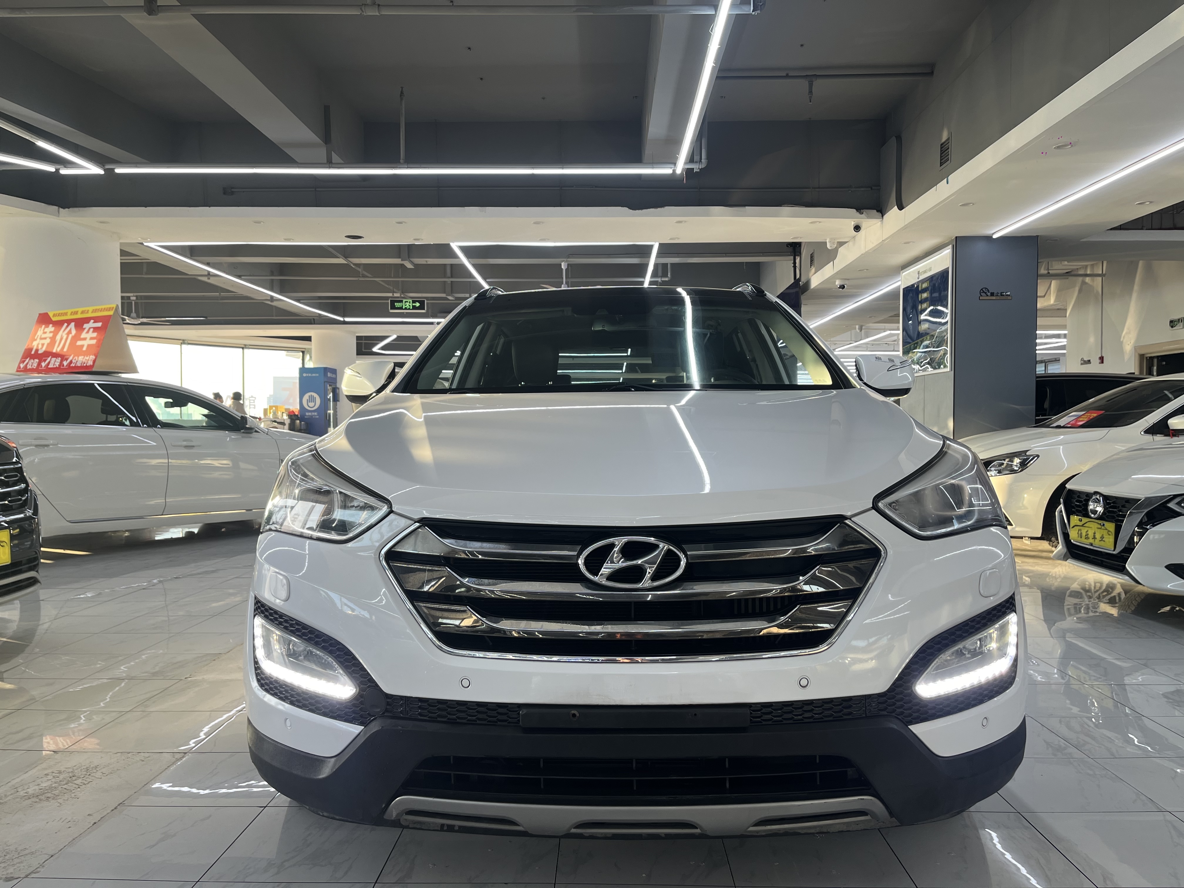 Hyundai Santa Fe 2013 car image #2