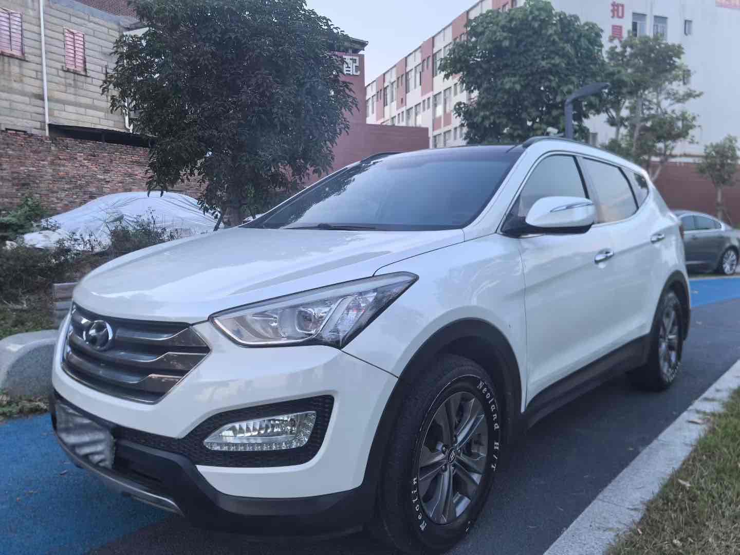 Hyundai Santa Fe 2014 car image #2