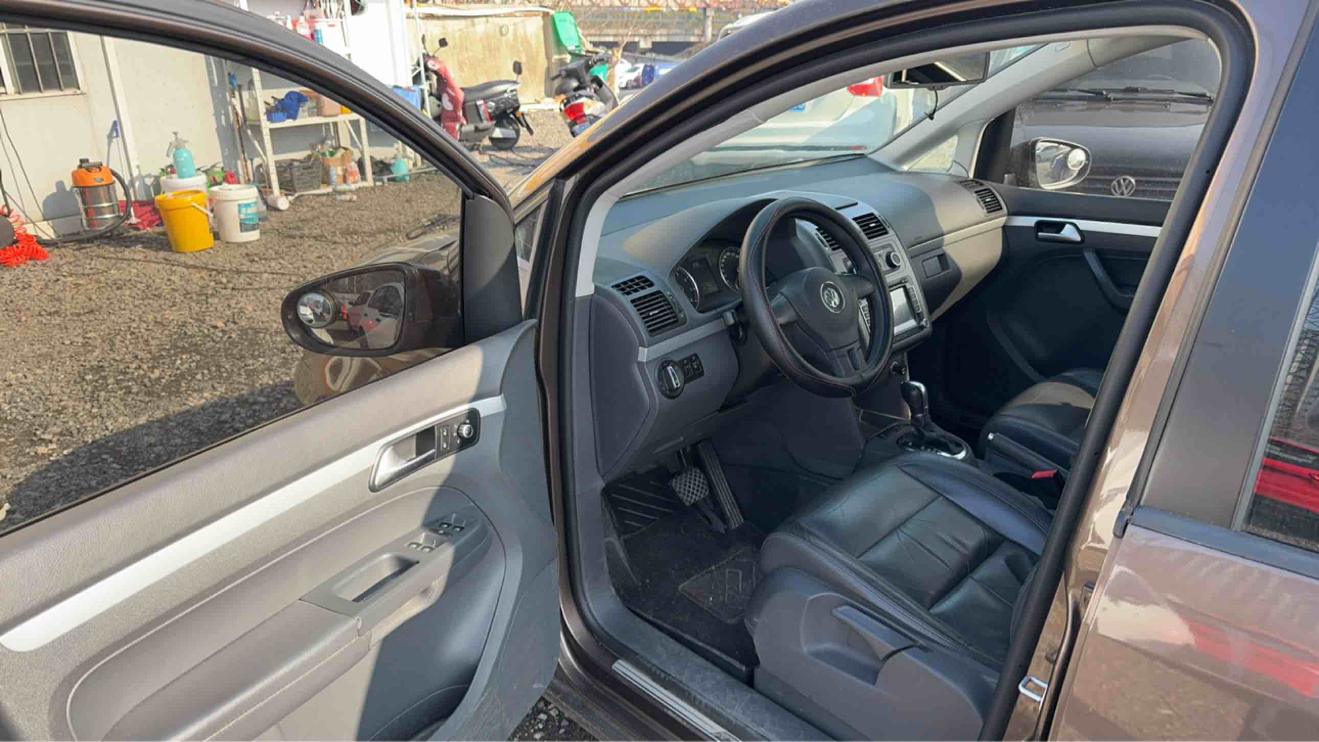 Volkswagen Touran 2014 car image #2