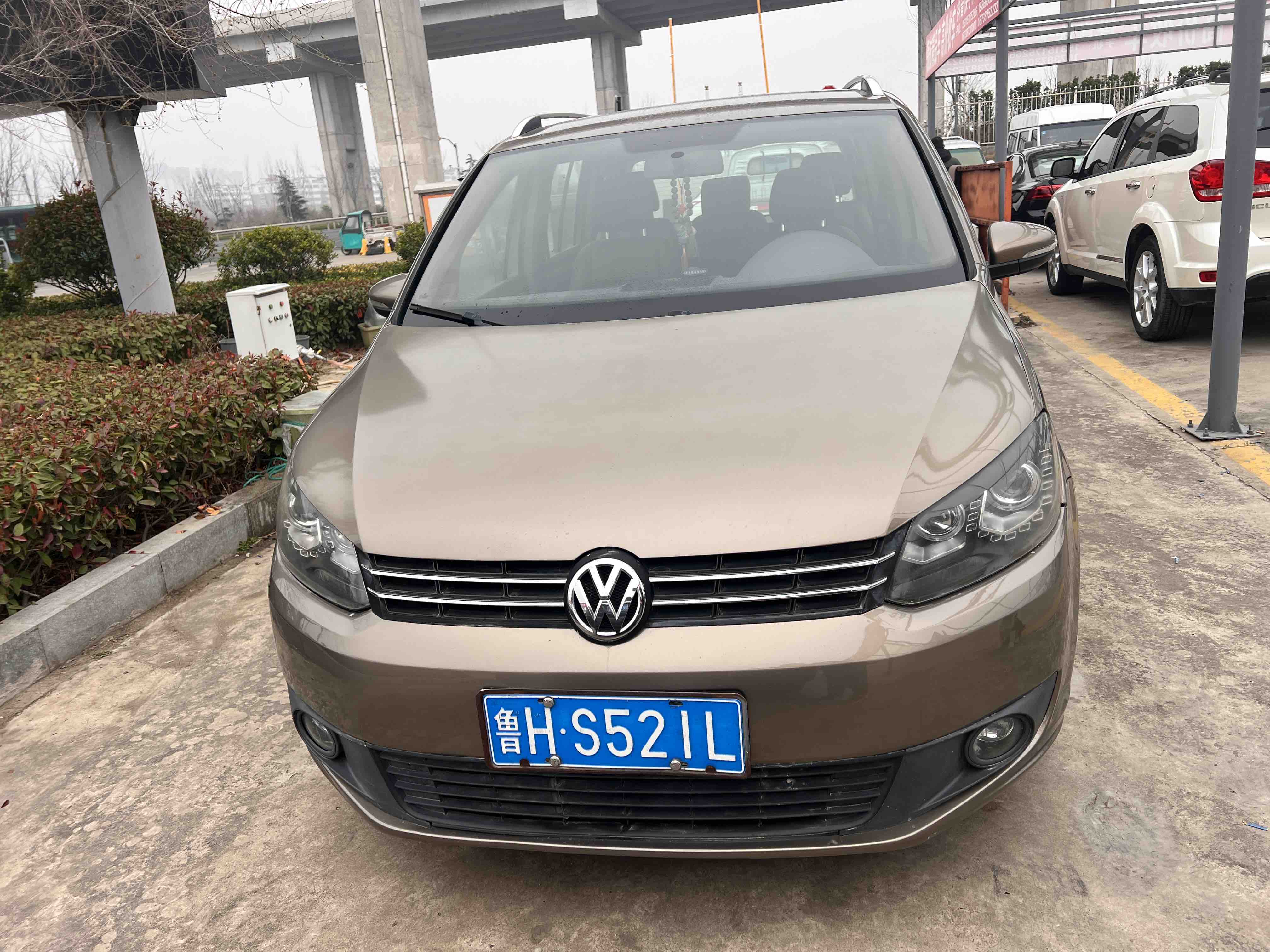 Volkswagen Touran 2015 car image #2