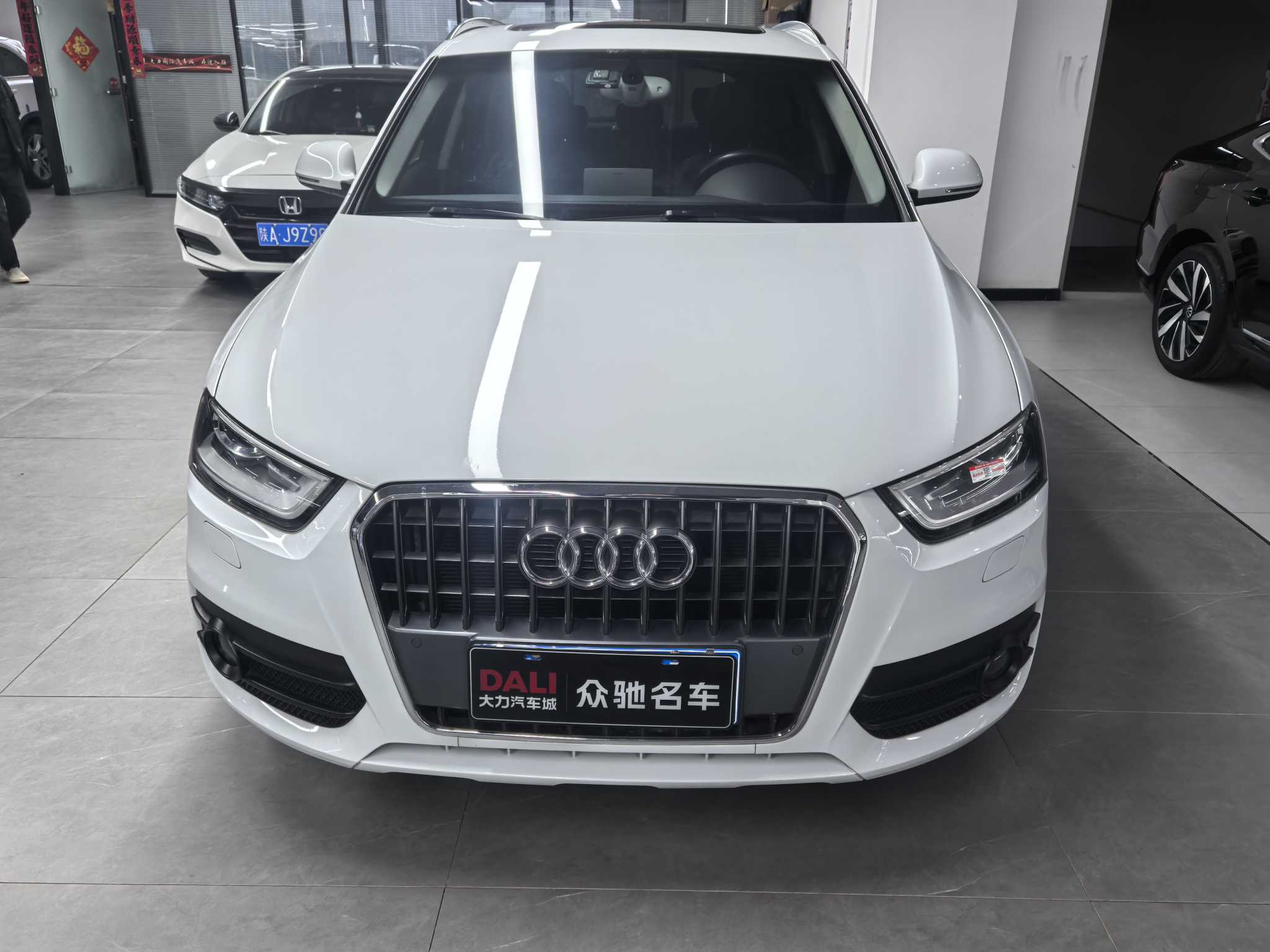 Audi Q3 2015 car image #2