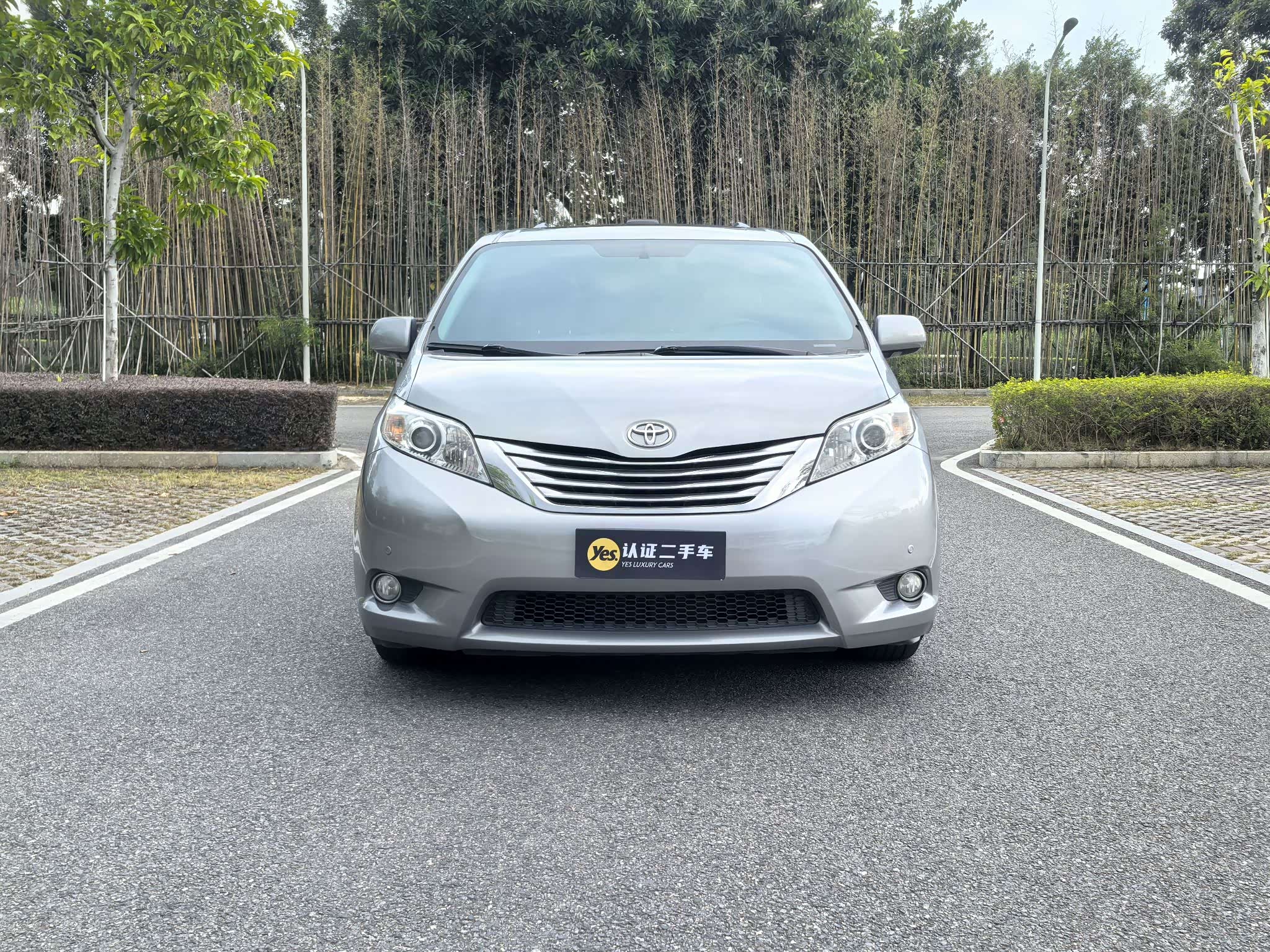 Toyota SIENNA 2011 car image #2