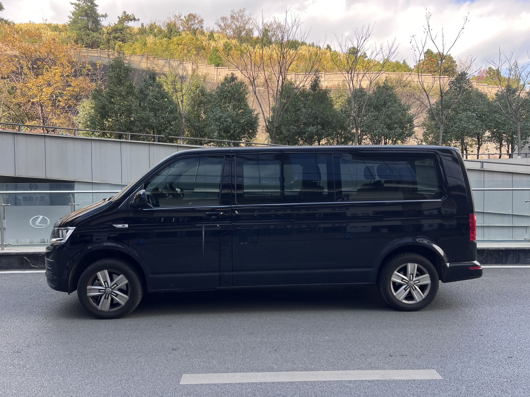 Volkswagen Caravelle 2018 car image #2