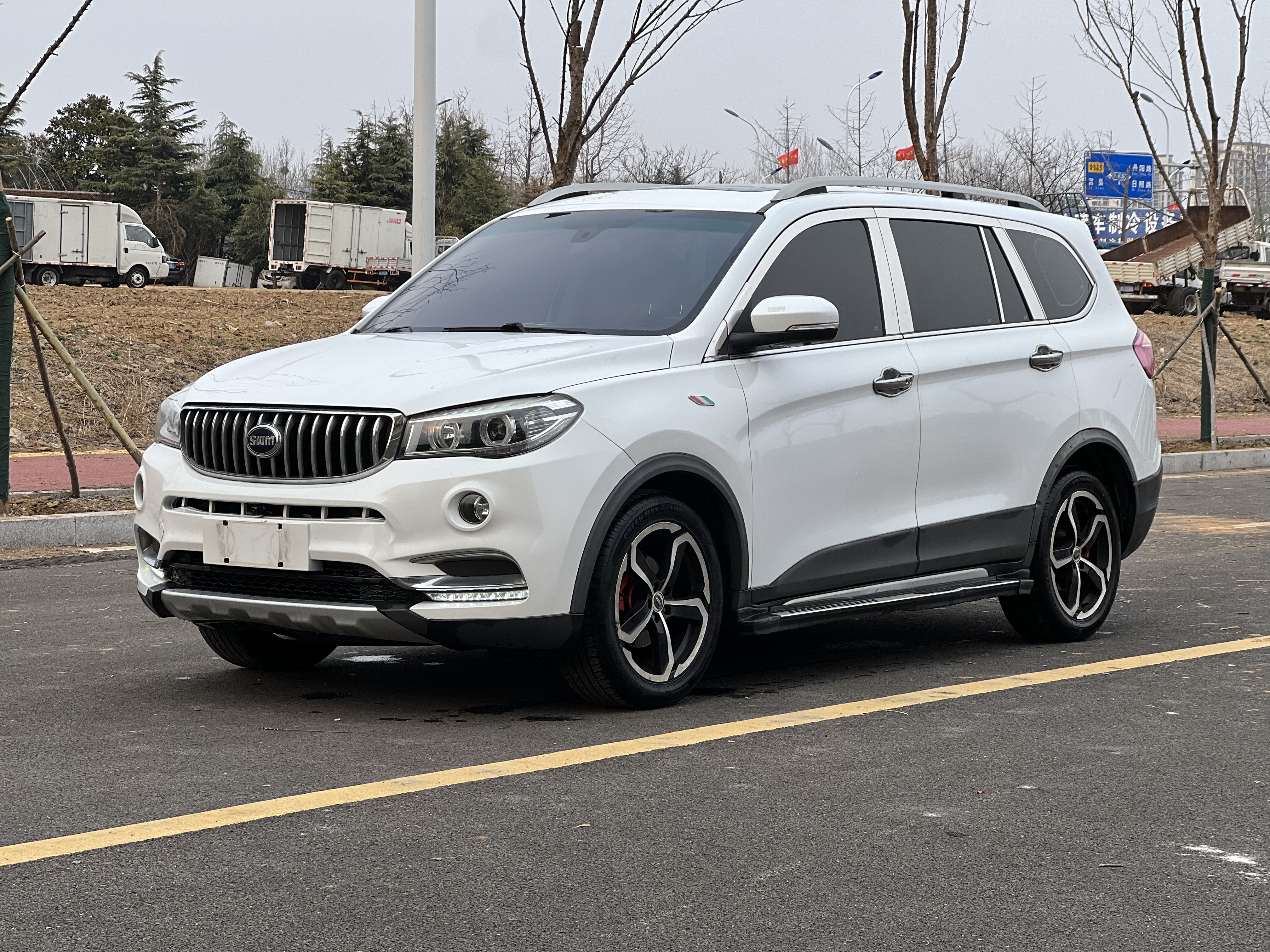 SWM X7 2017 car image #2