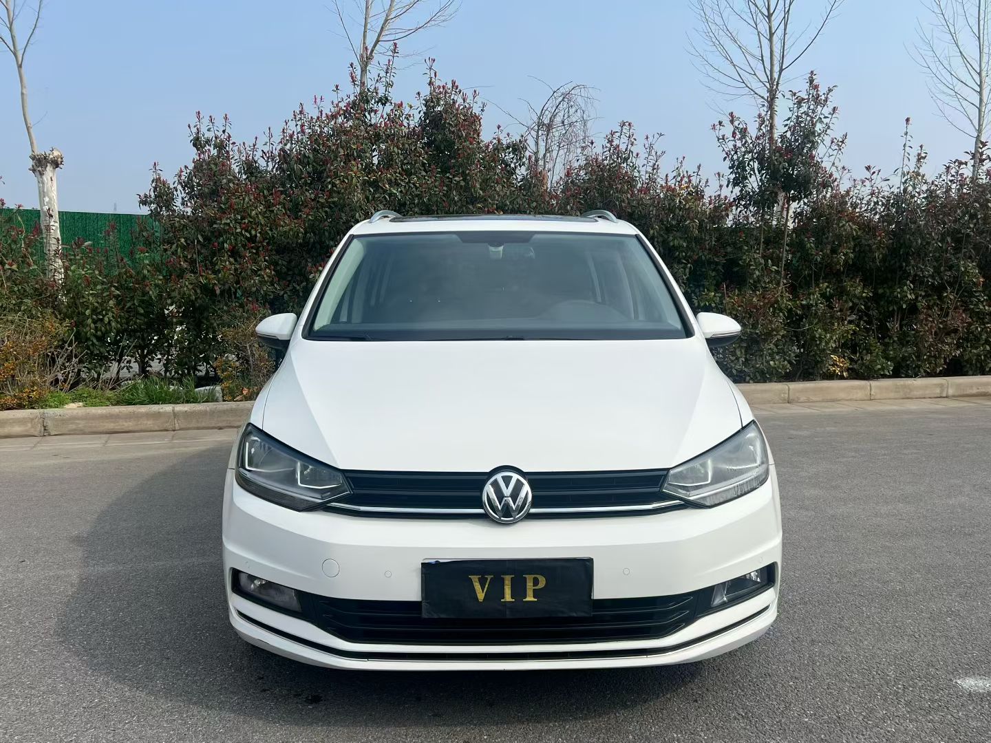 Volkswagen Touran 2018 car image #2