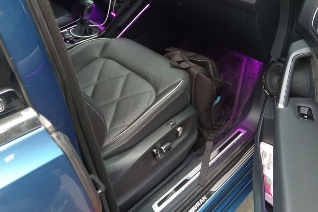 Volkswagen Touran 2019 car image #2