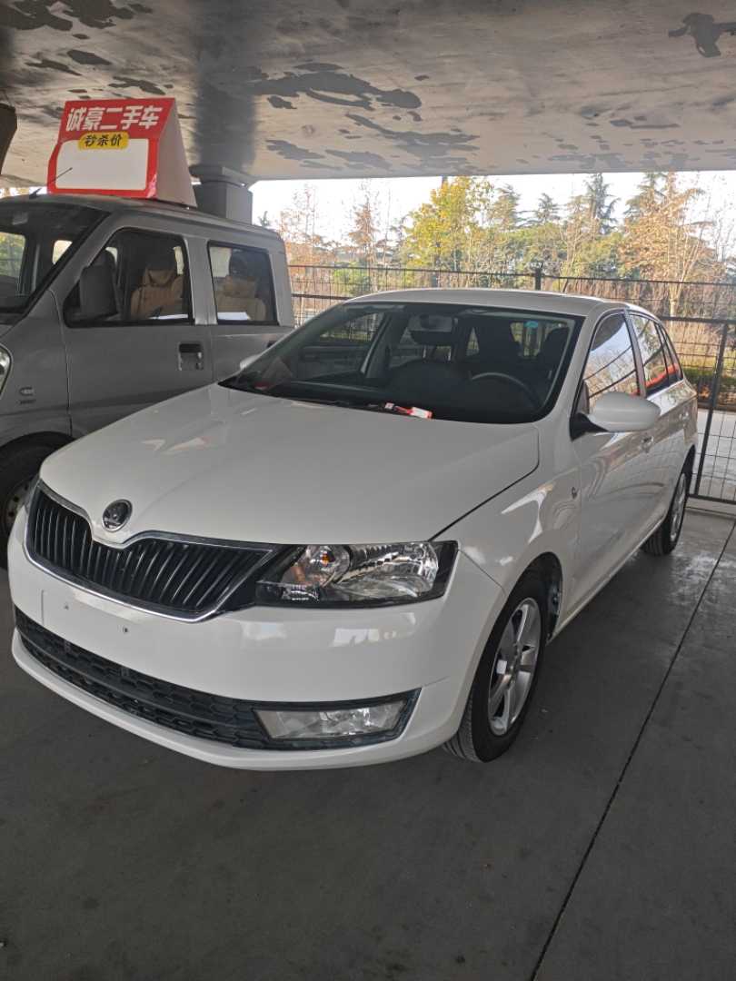 Skoda Rapid Spaceback 2017 car image #2