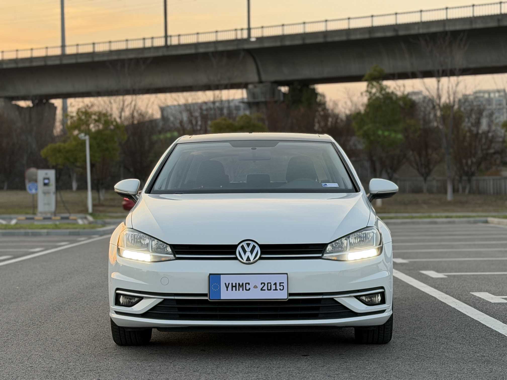 Volkswagen Golf 2018 car image #2
