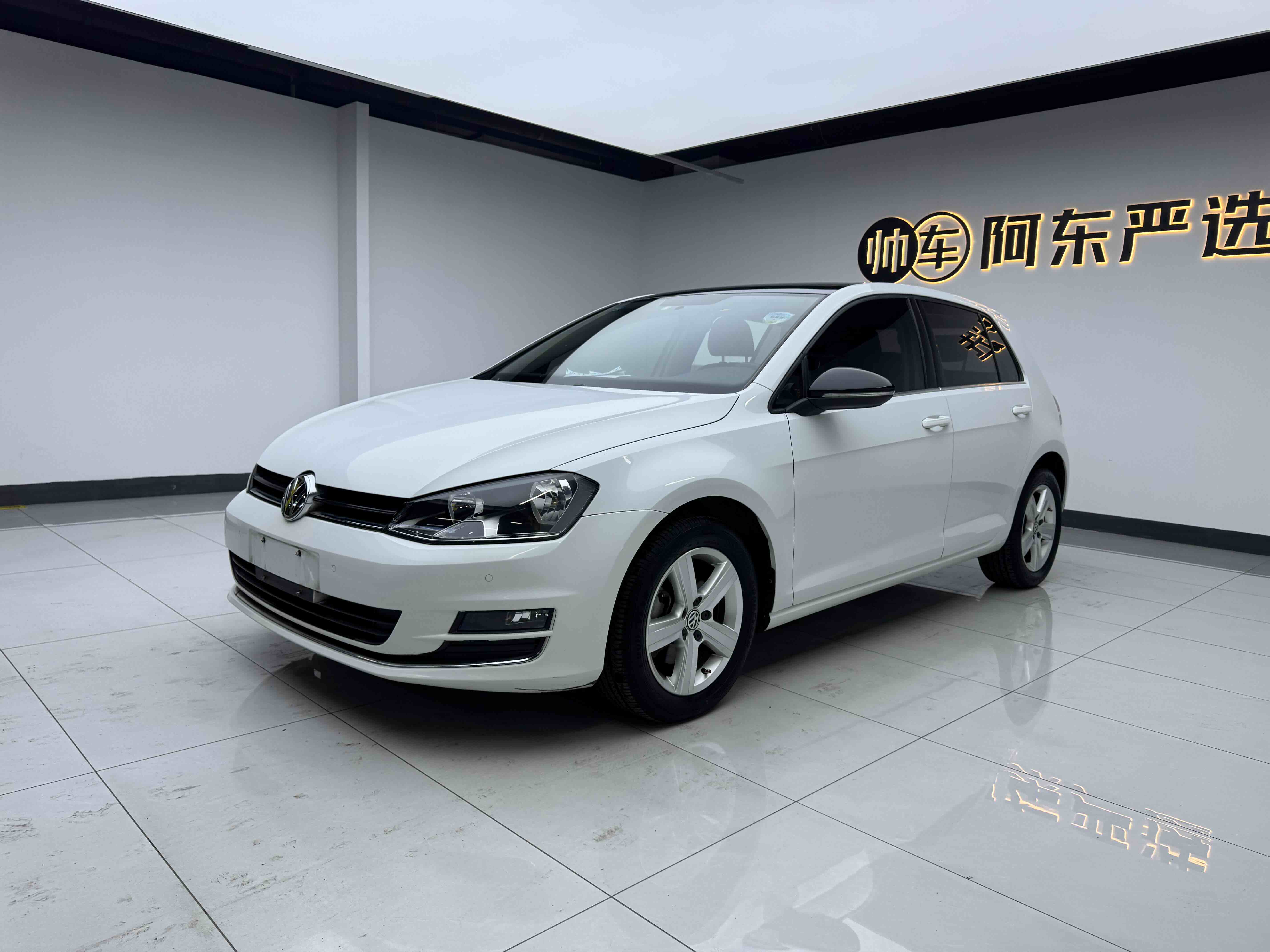 Volkswagen Golf 2018 car image #2