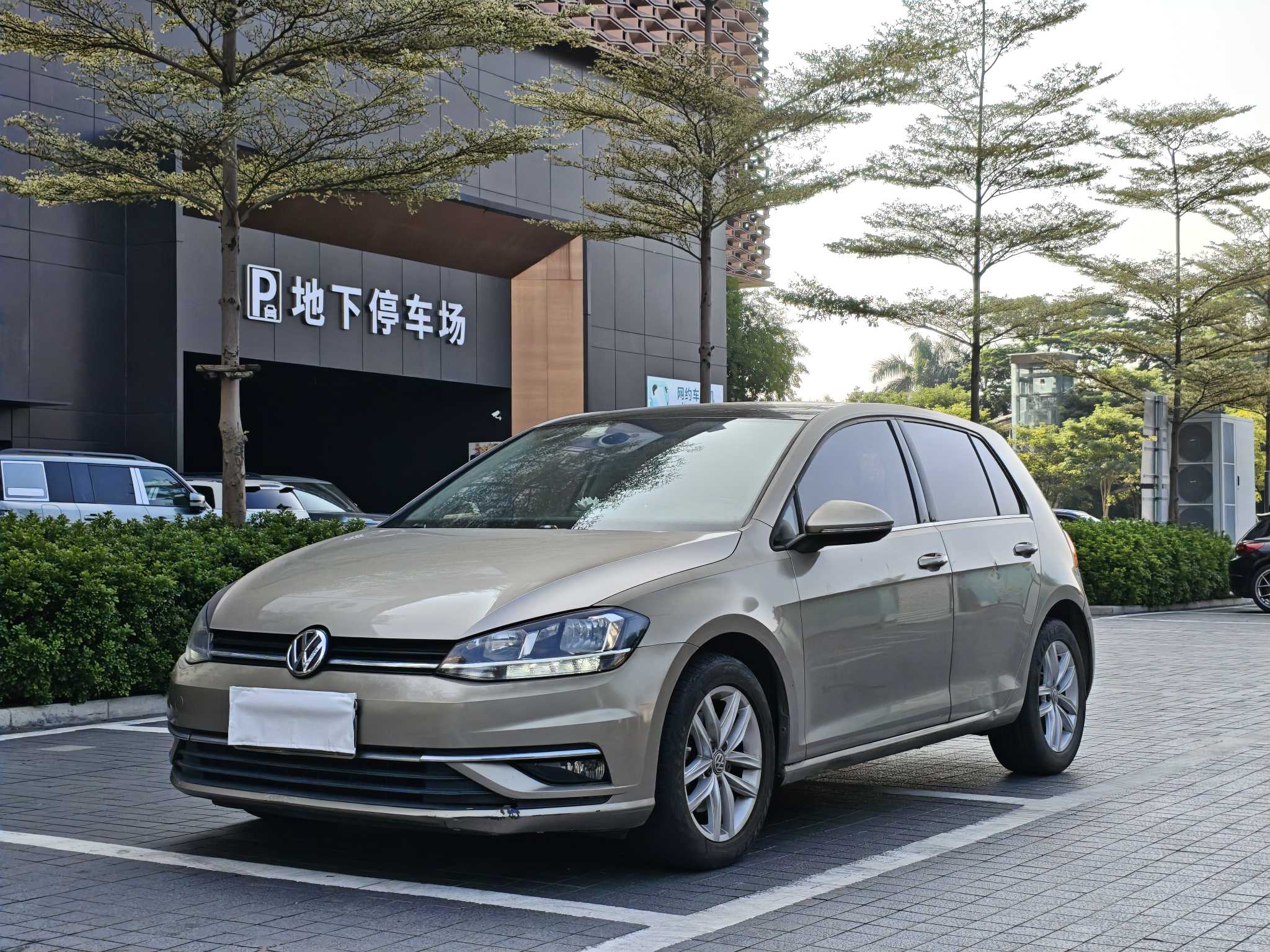 Volkswagen Golf 2018 car image #2