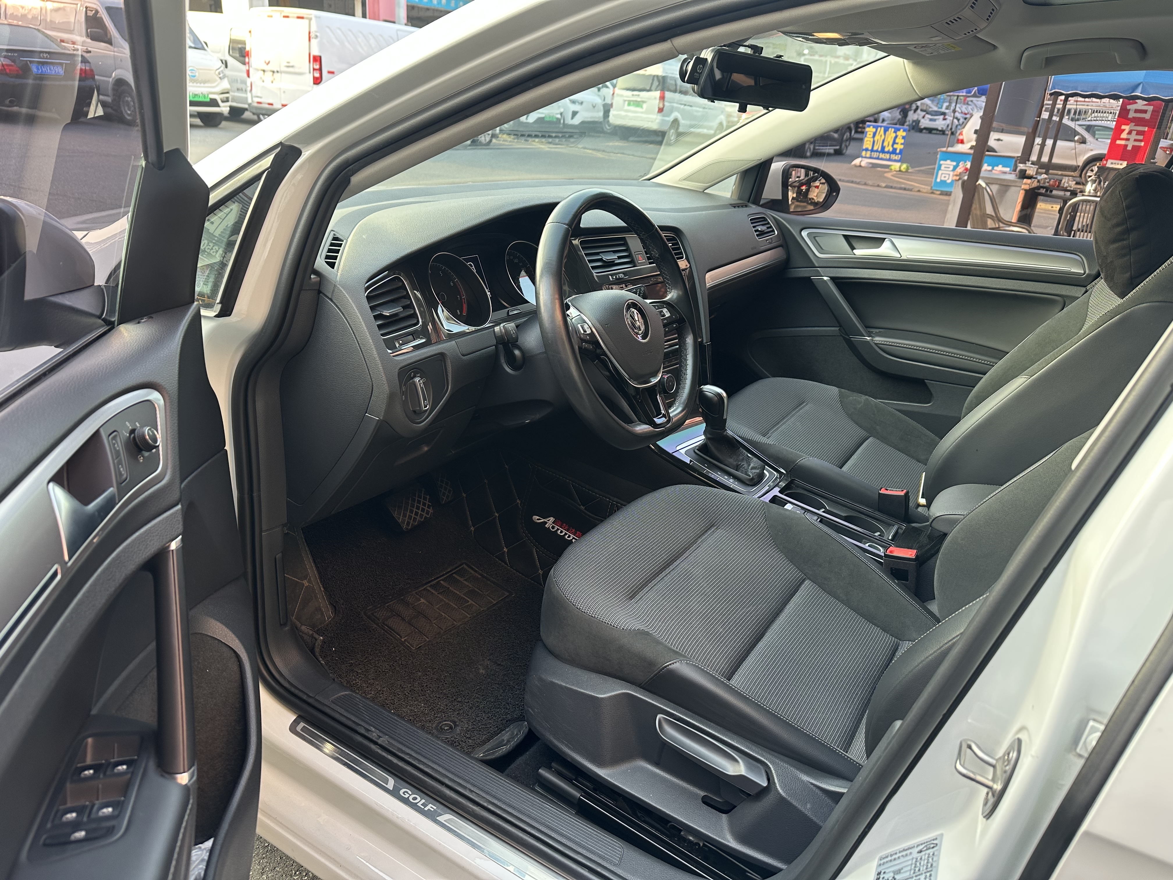 Volkswagen Golf 2019 car image #2