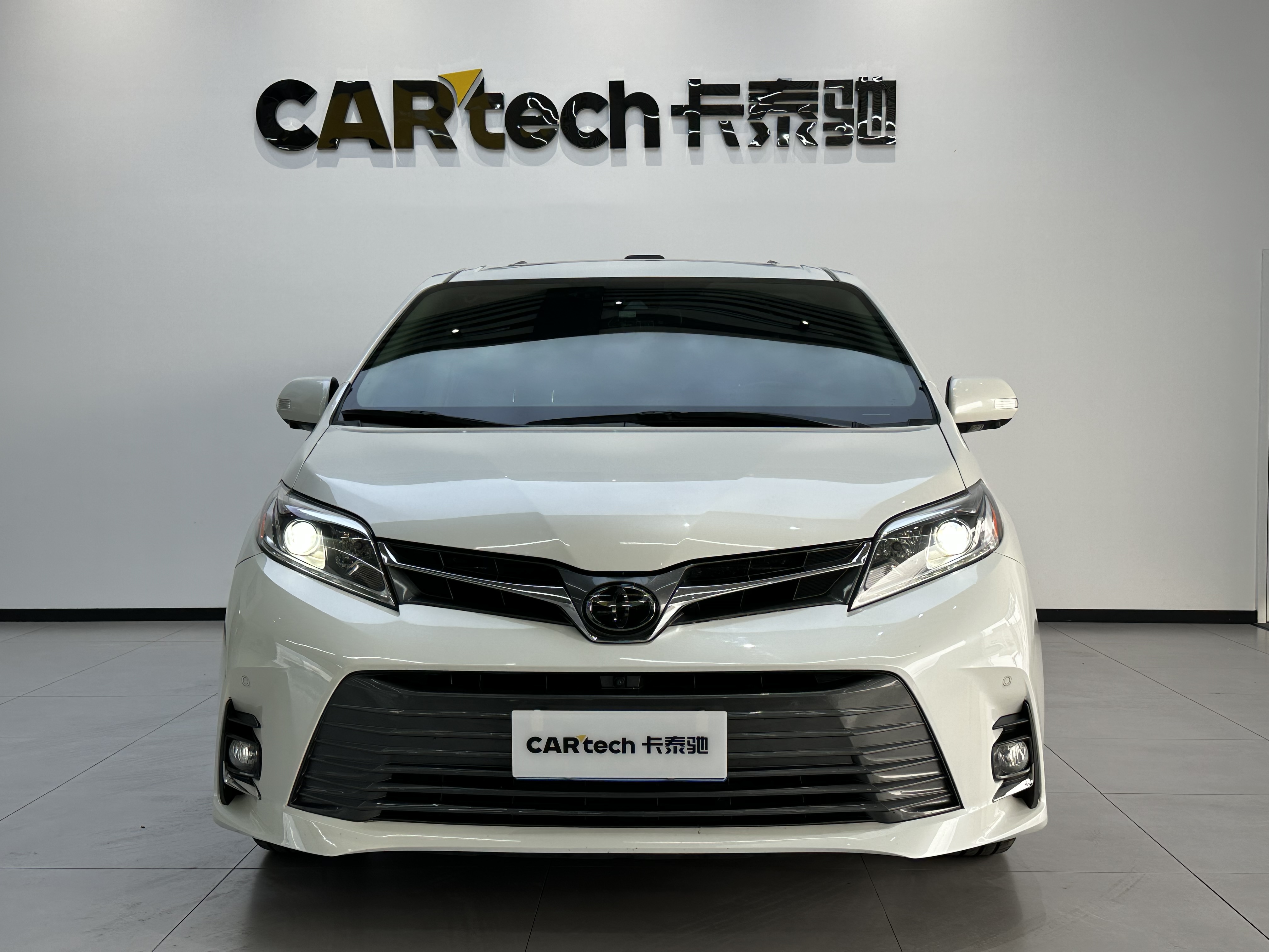 Toyota SIENNA 2018 car image #2