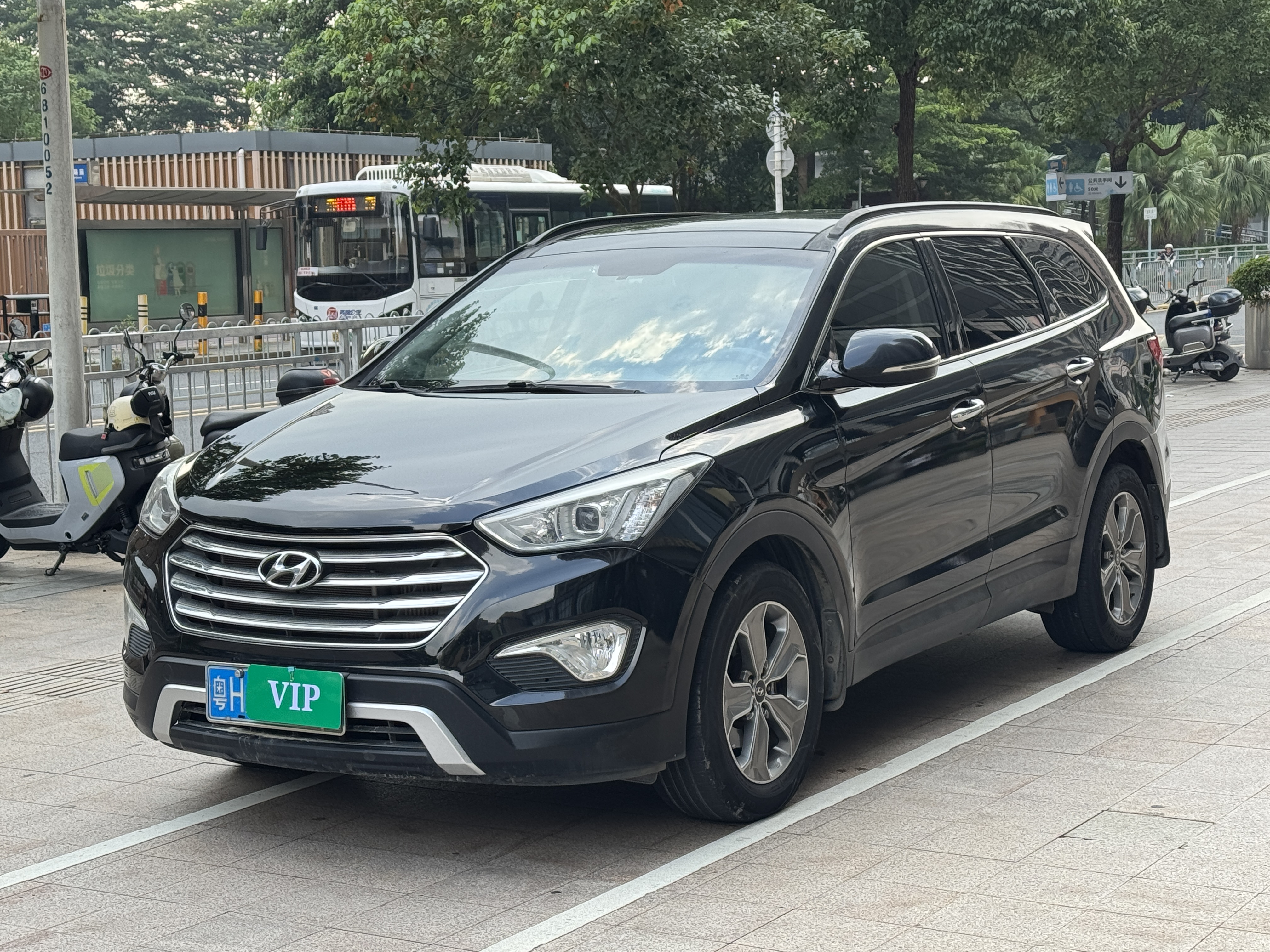 Hyundai Grand Santa Fe 2014 car image #2