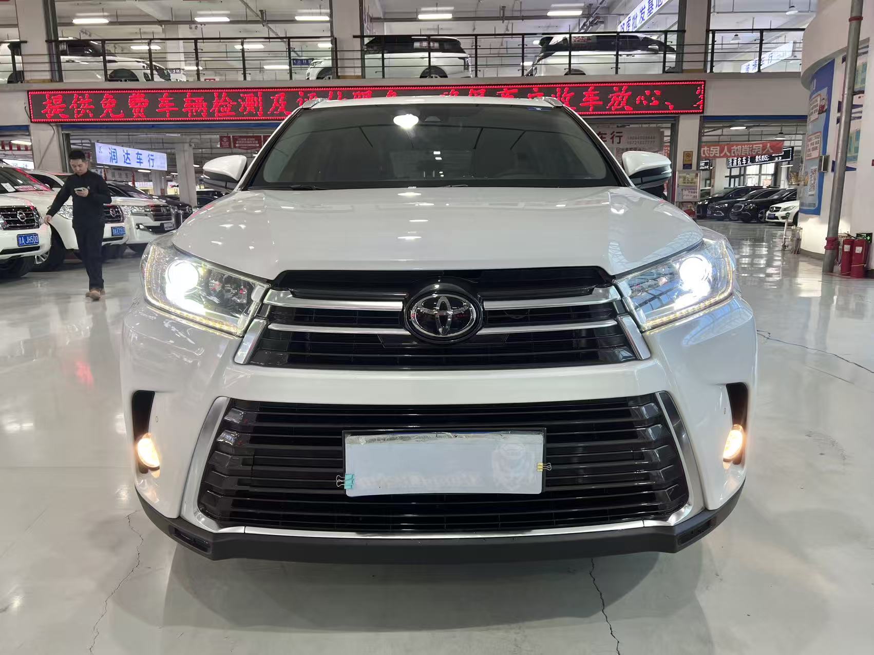 Toyota Highlander 2020 car image #2
