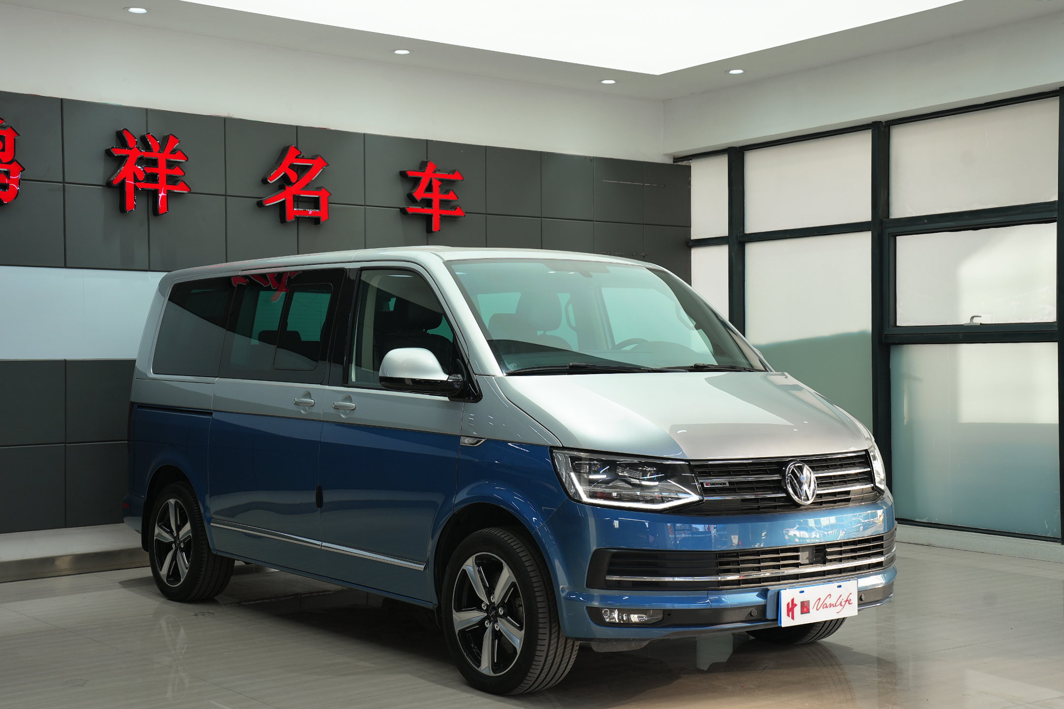 Volkswagen Multivan 2018 car image #2