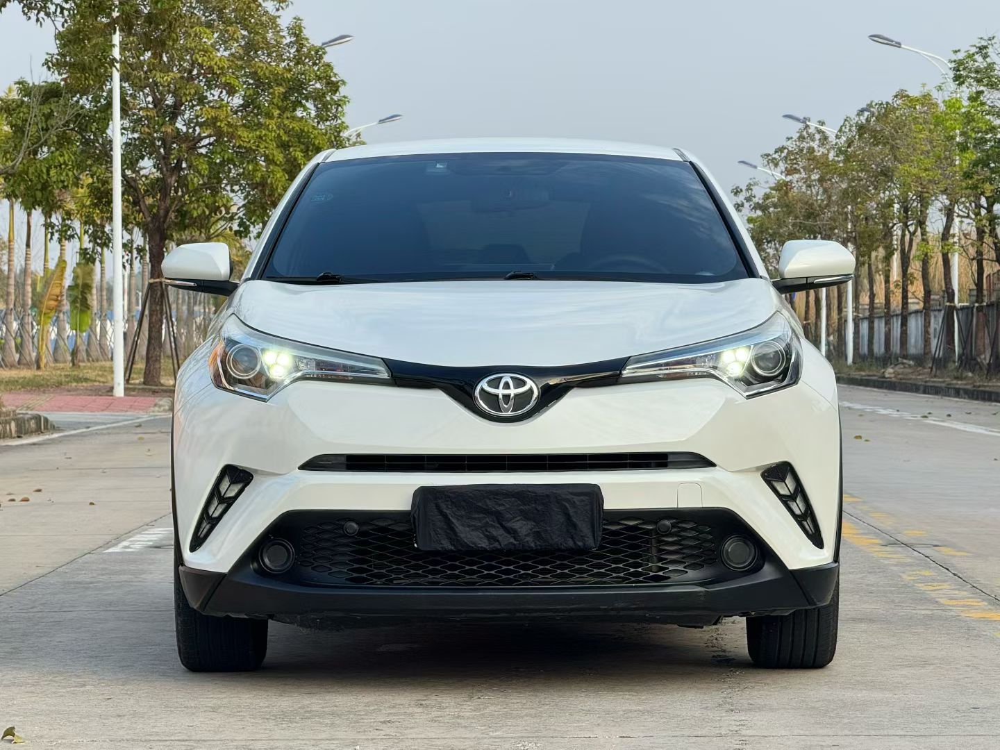 Toyota C-HR 2018 car image #2