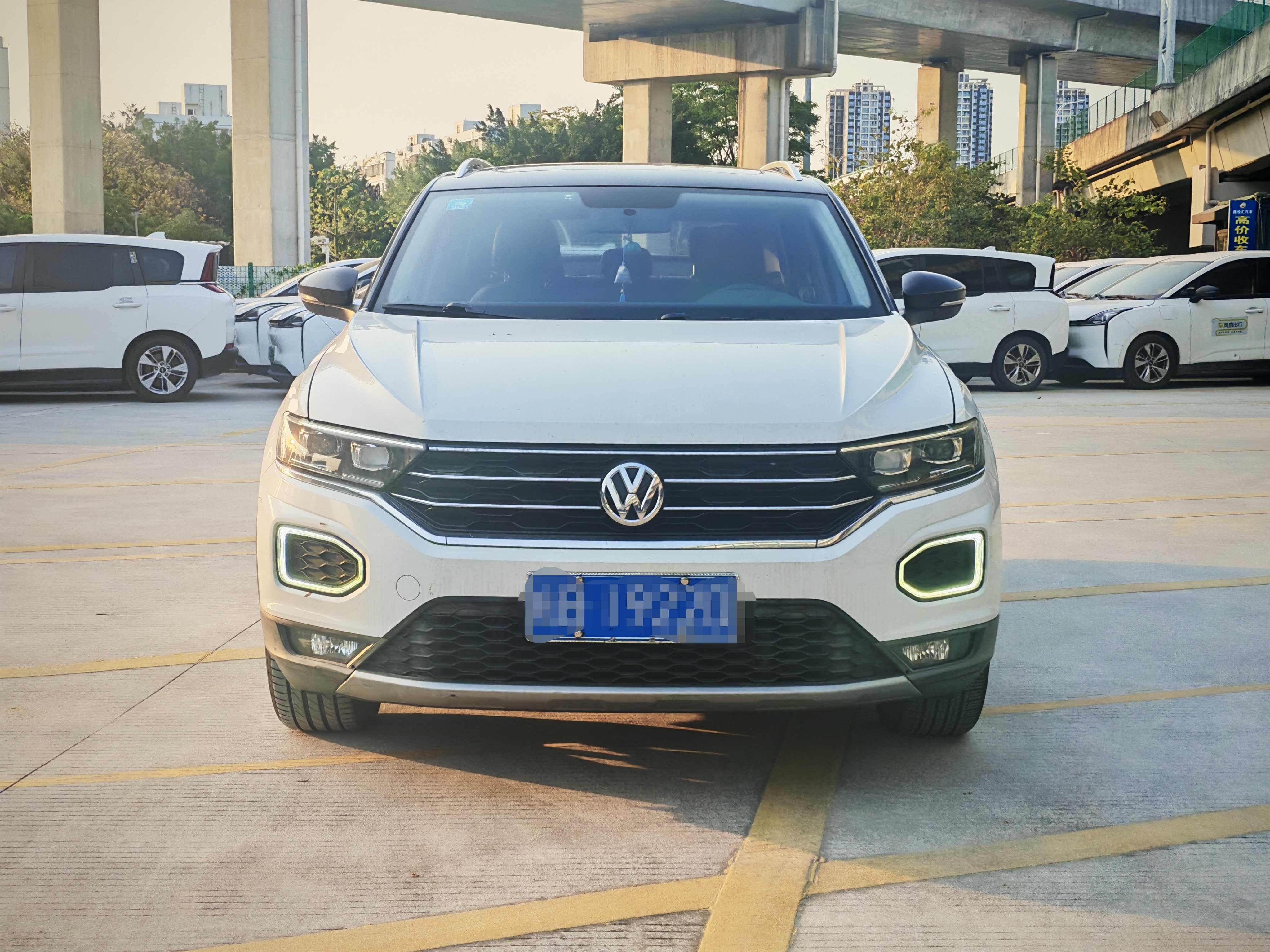 Volkswagen T-Roc 2019 car image #2
