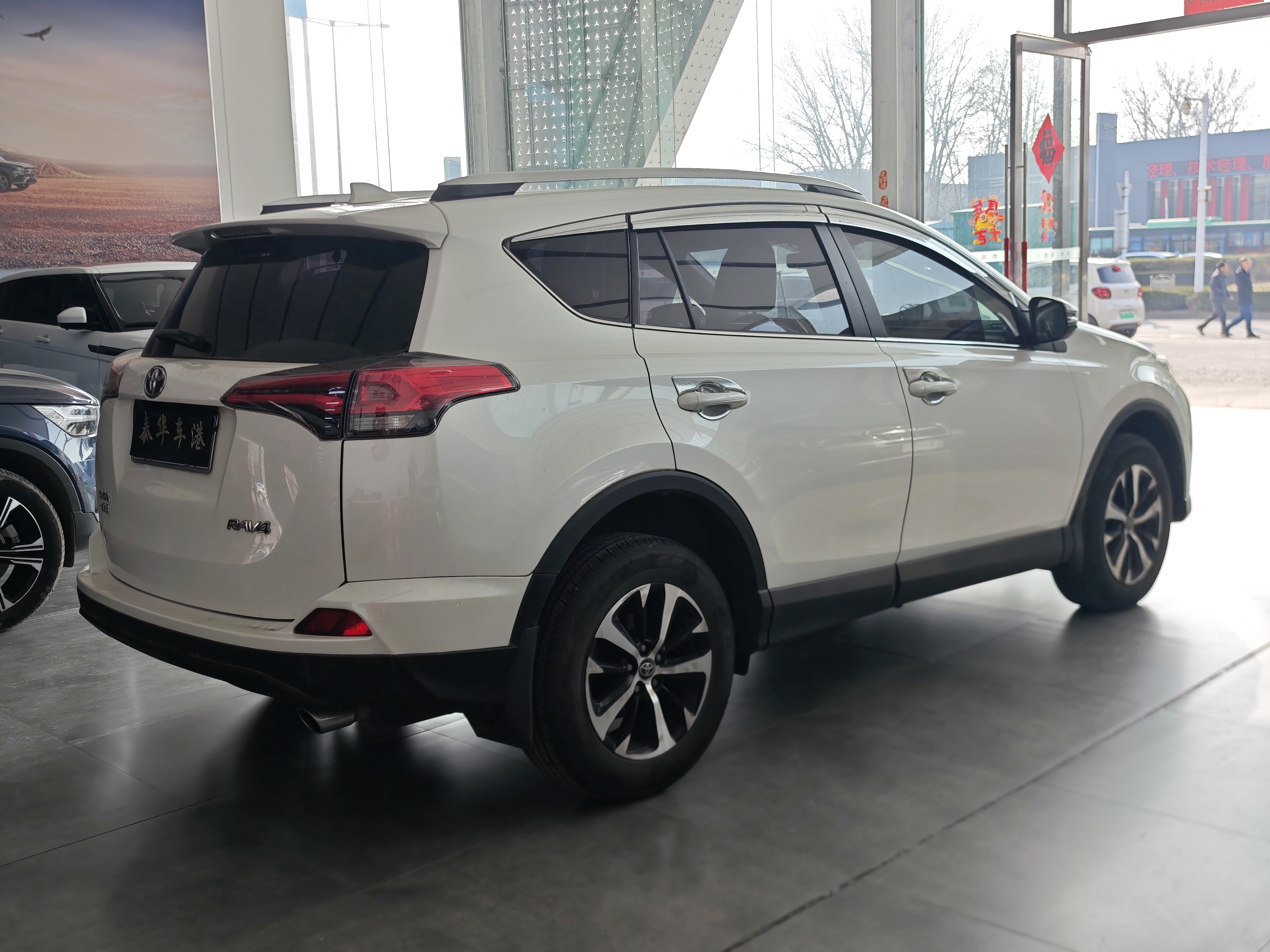 Toyota RAV4 2018 car image #2