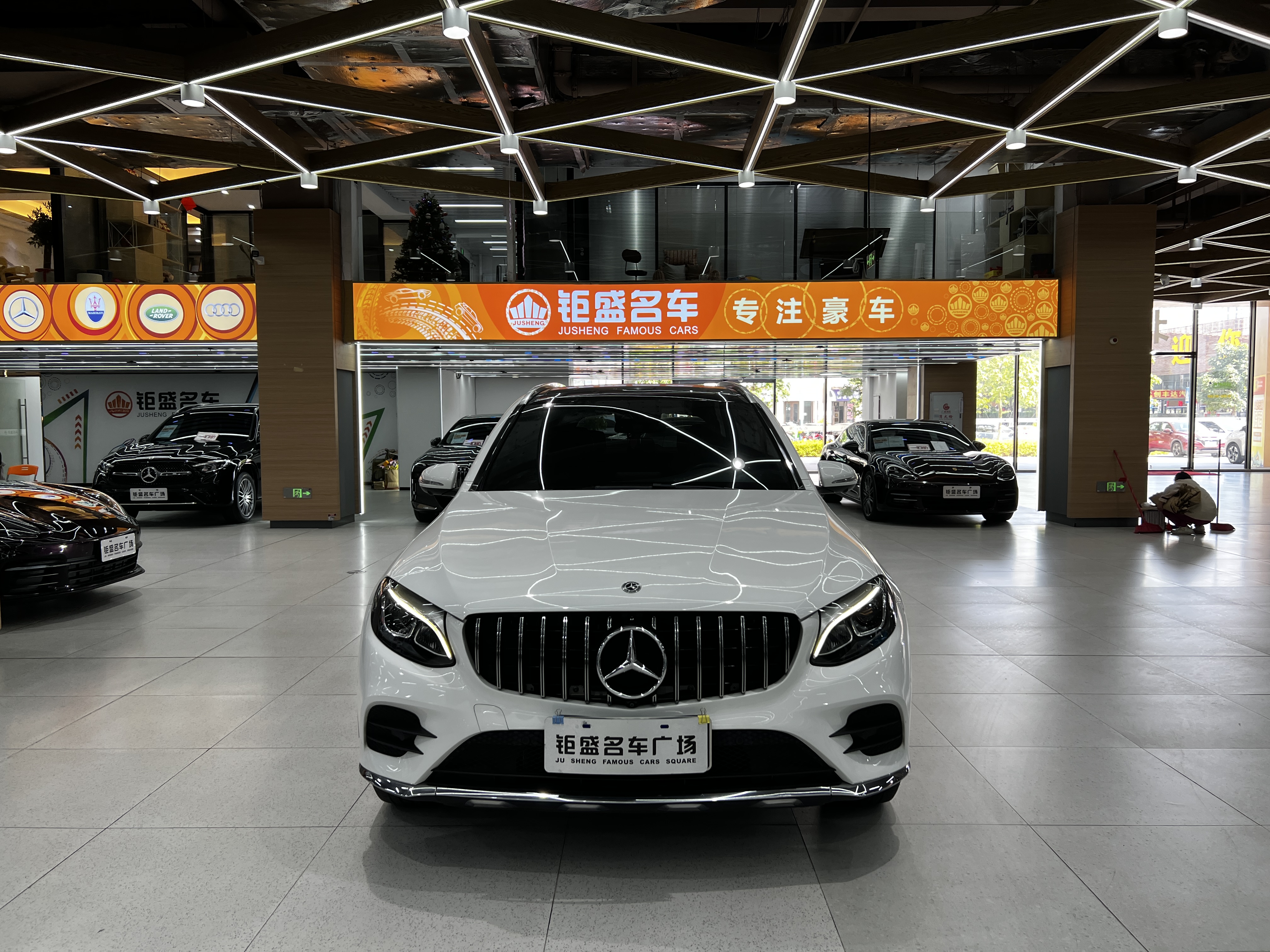 Mercedes-Benz GLC Class 2018 car image #2