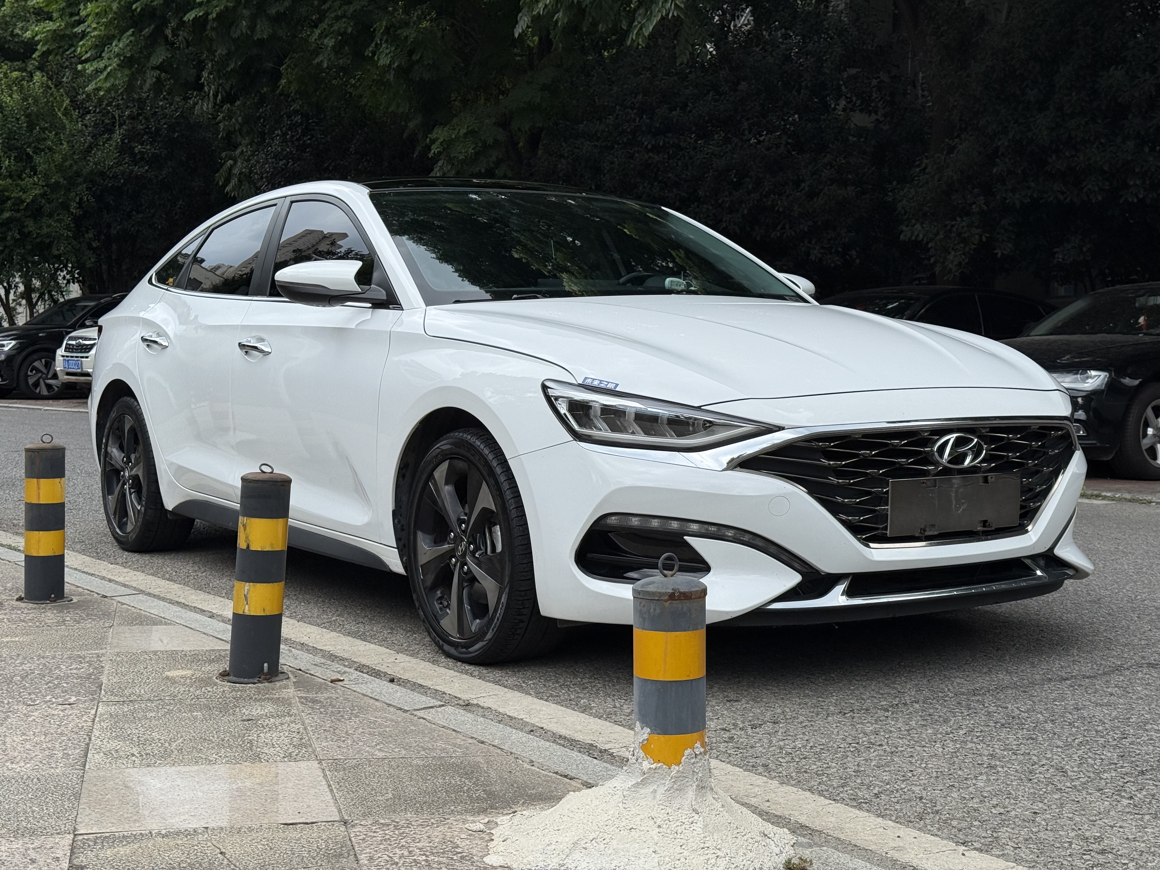 Hyundai Lafesta 2021 car image #2