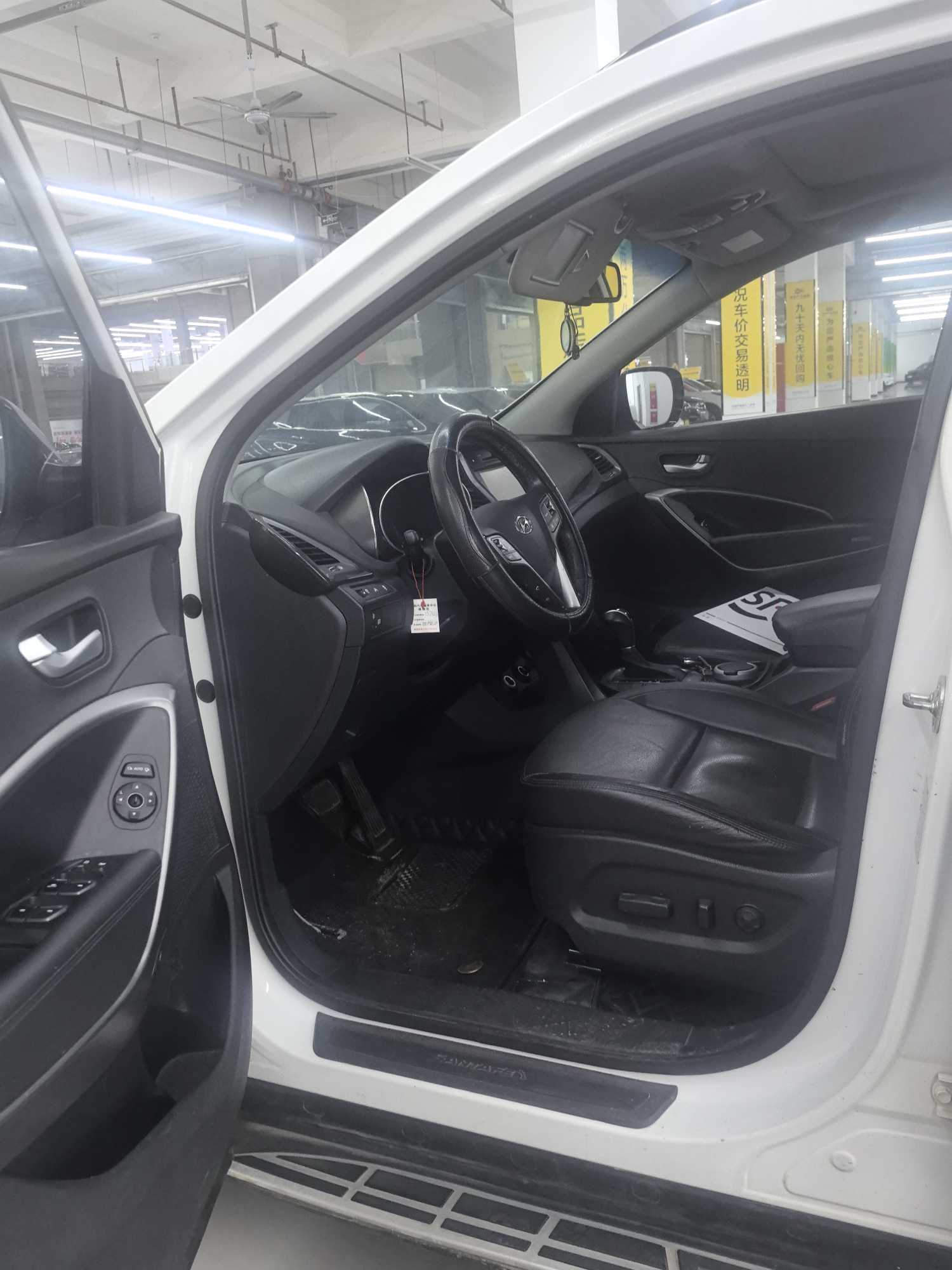 Hyundai Santa Fe 2015 car image #2