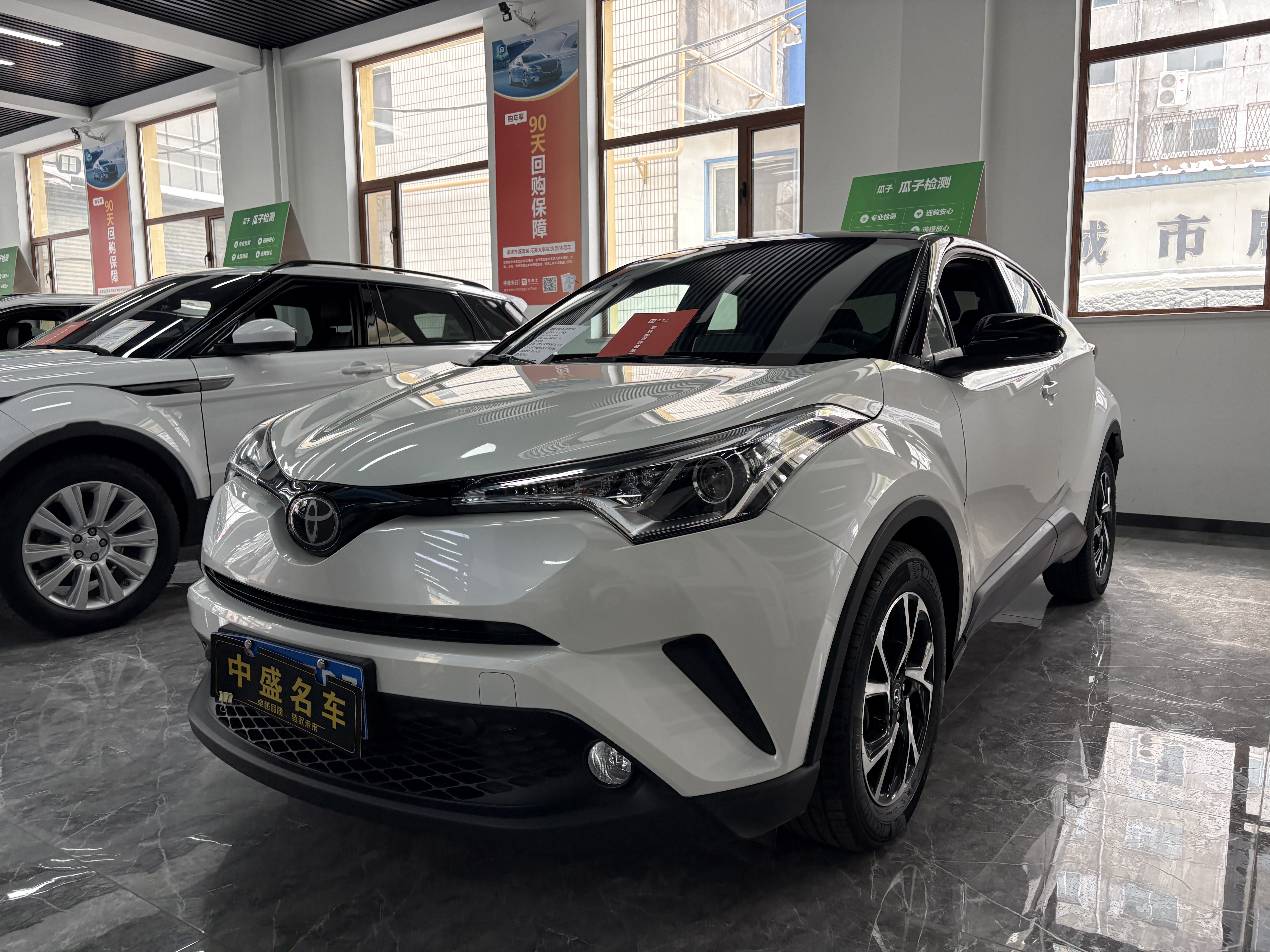 Toyota C-HR 2019 car image #2