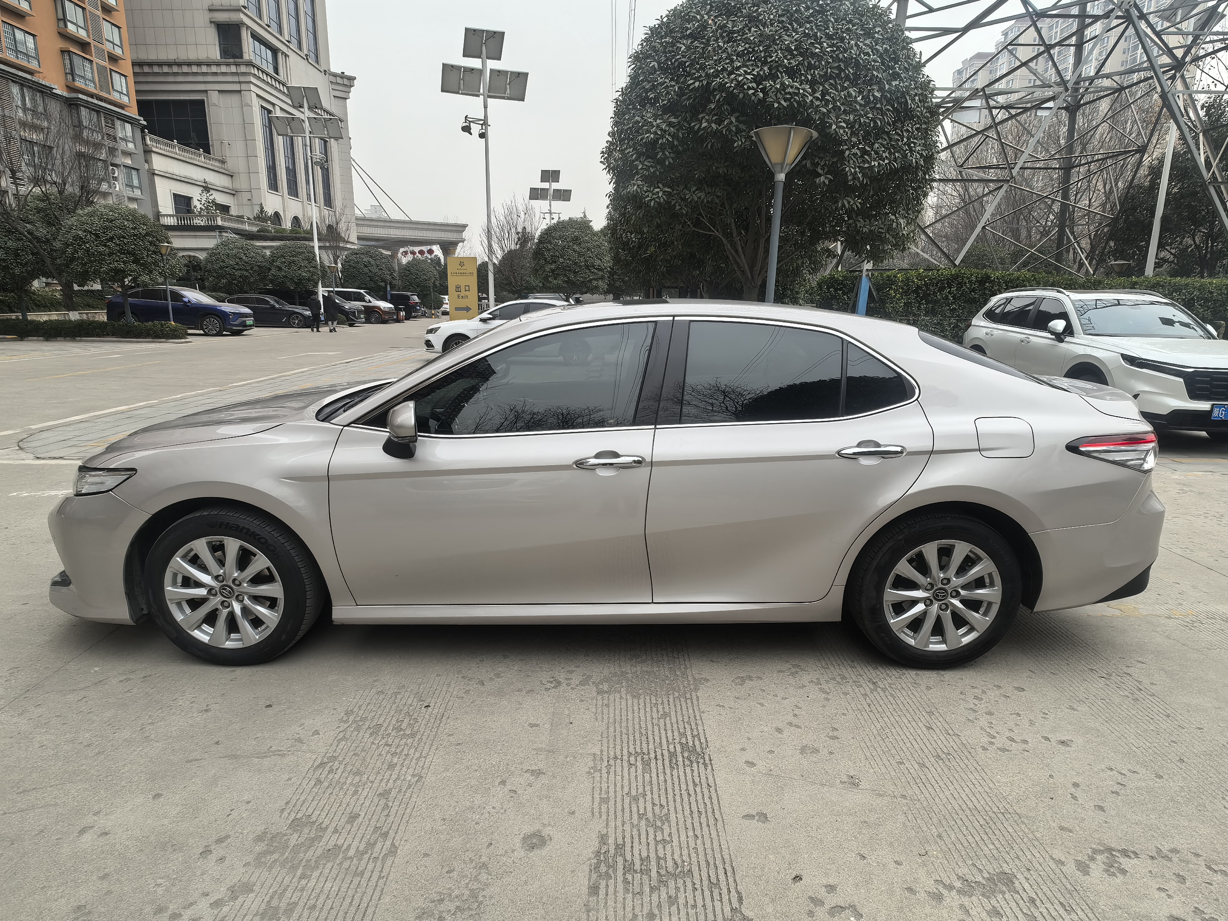 Toyota Camry 2020 car image #2