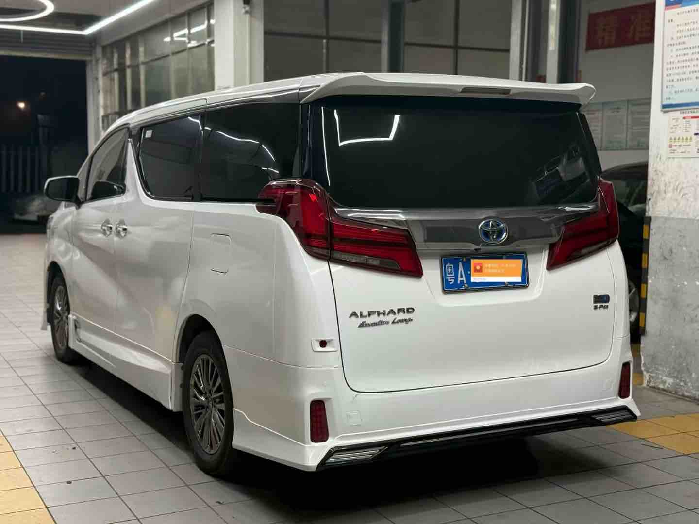 Toyota Alphard 2019 car image #2