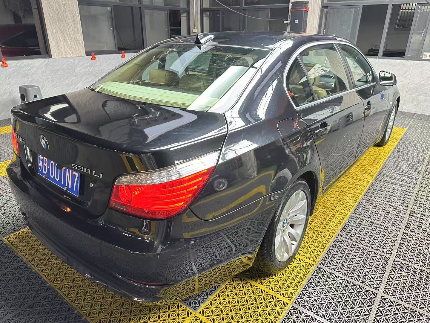 BMW 5 Series 2010 car image #2